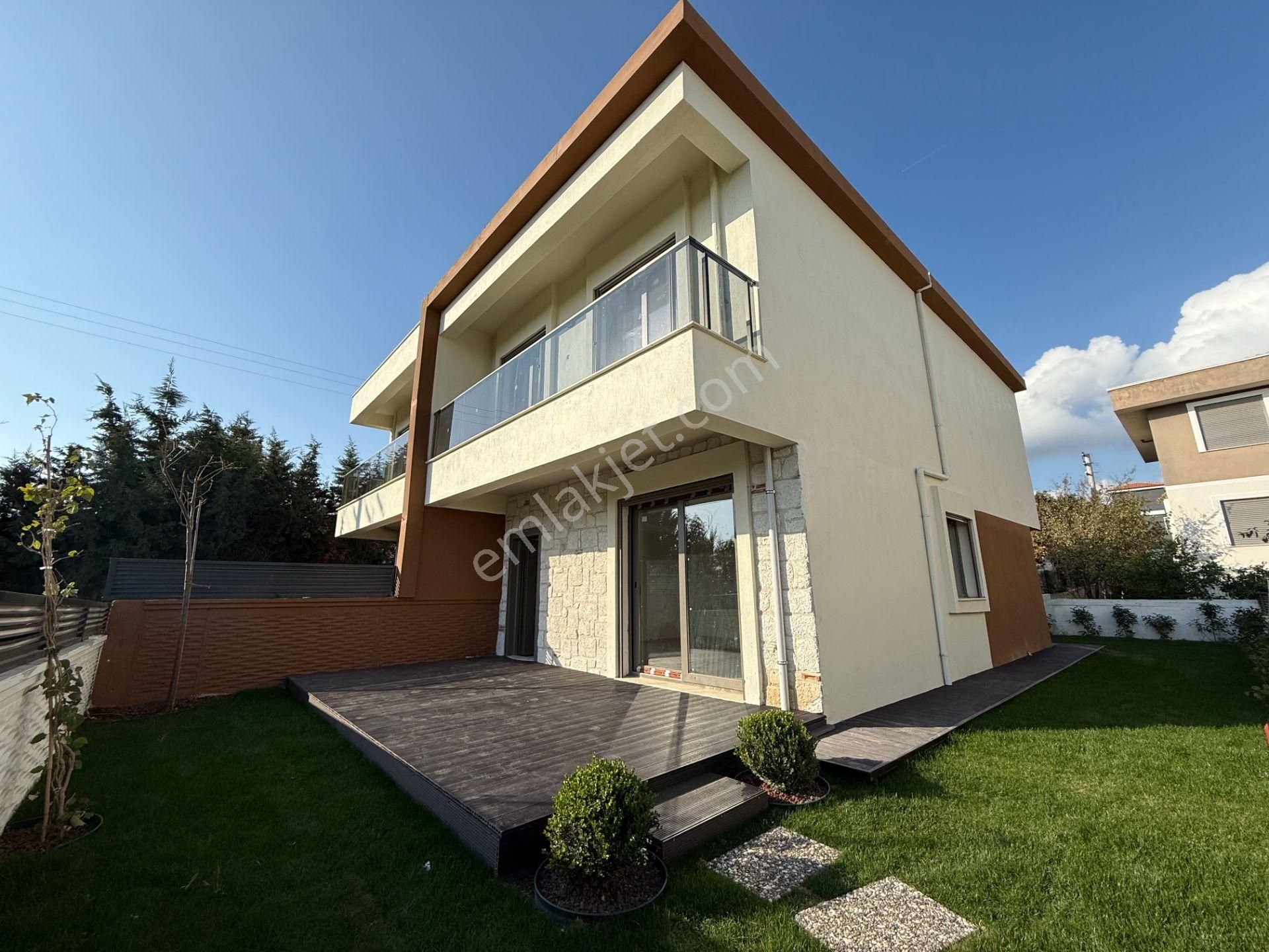 Seferihisar Tepecik’te Butik Site İçerisinde, Peyzajı Hazır Satılık 3+1 Villa