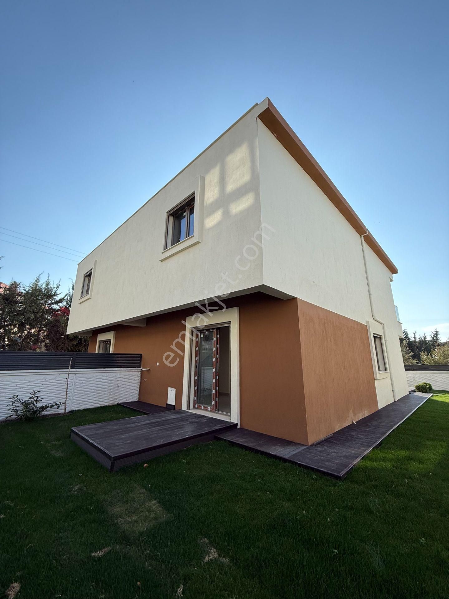 Seferihisar Tepecik’te Butik Site İçerisinde, Peyzajı Hazır Satılık 3+1 Villa - Görsel 4