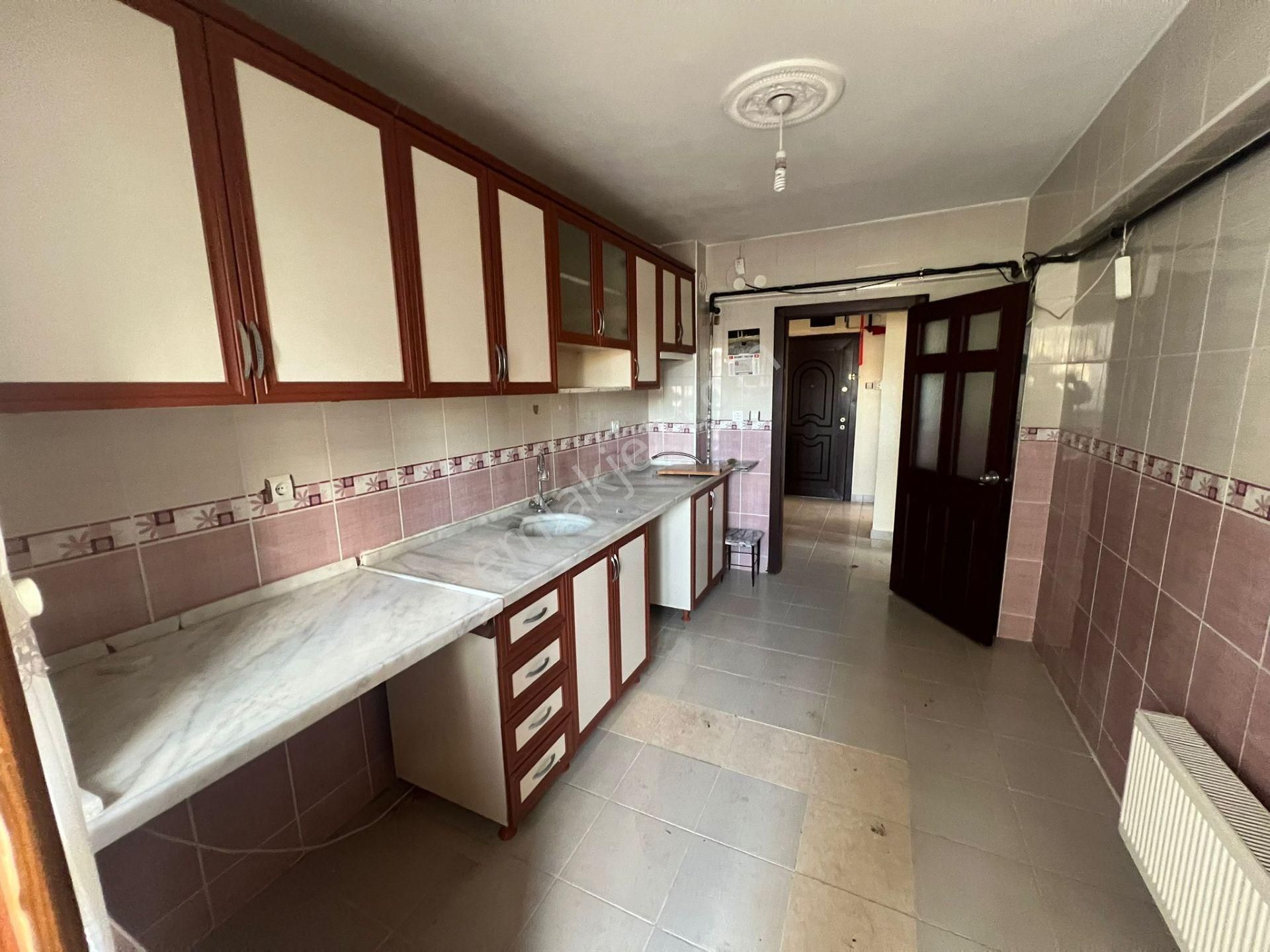 Kanuni Mahallesinde Yapılı Katta Asansörlü Çift Balkonlu