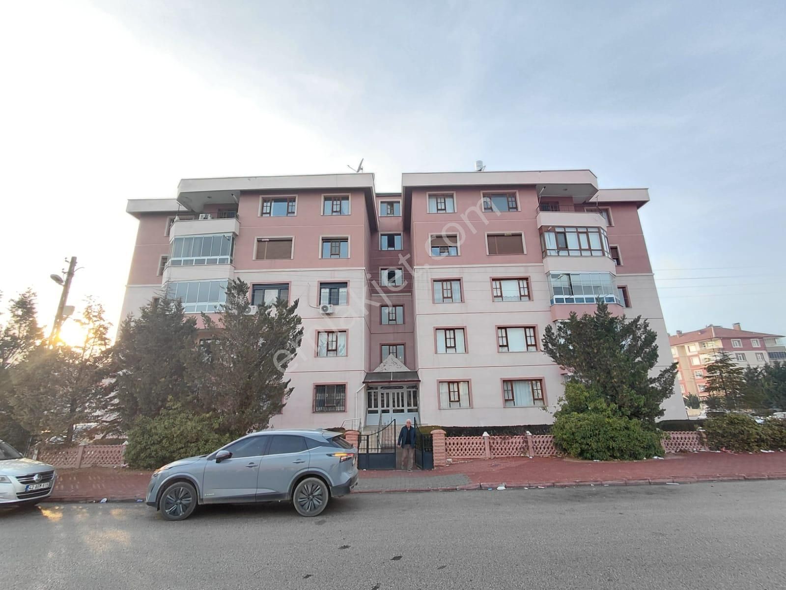 Emrah Çiftci'den Selçuklu Yazır Mah.beyhekim Cad.yanı Kiralık 3+1 Arakat Kombili Daire