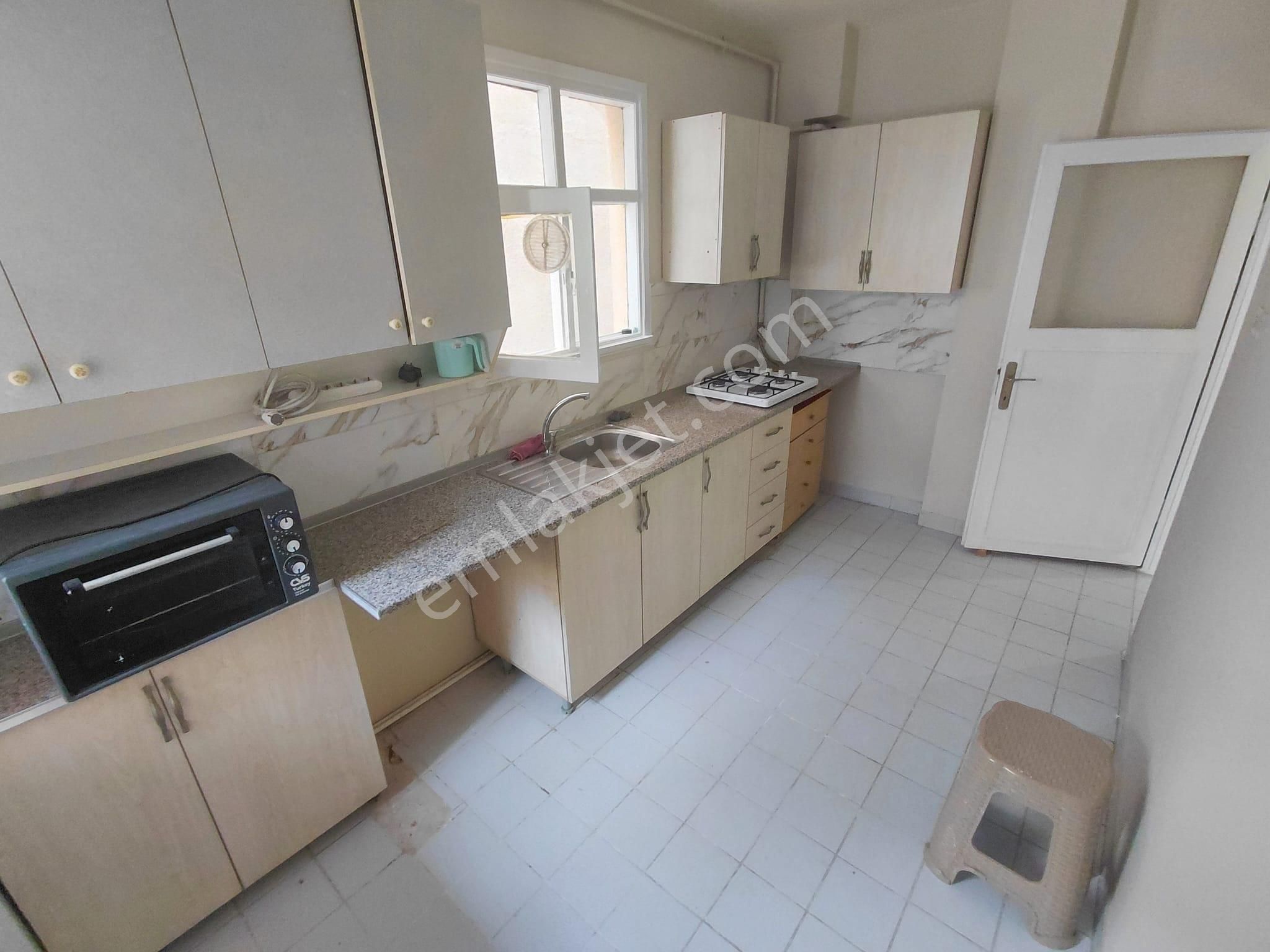 Ayrı Mutfaklı Karanlık Odasız 1'inci Kat Kiralık 1+1 Daire
