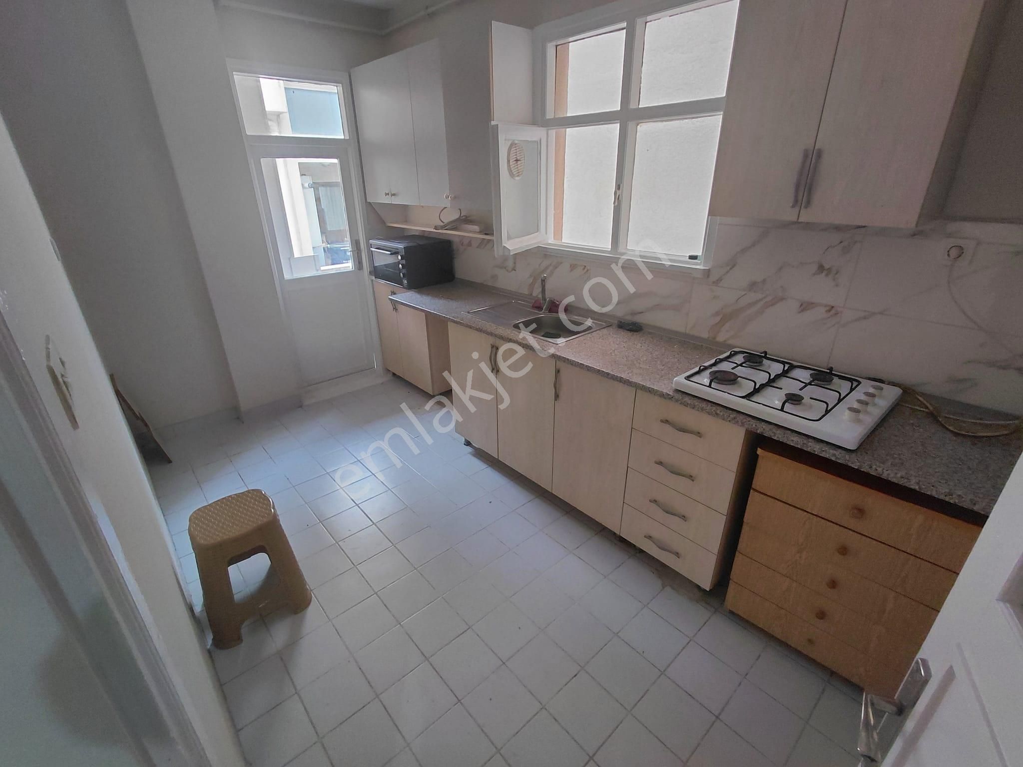 Ayrı Mutfaklı Karanlık Odasız 1'inci Kat Kiralık 1+1 Daire - Görsel 3