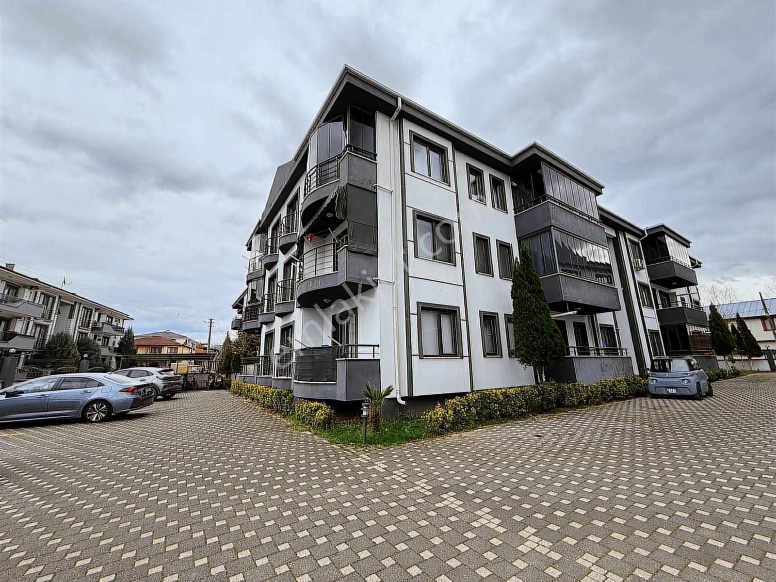 Akyazıda Site İçerisinde 3+1 Masrafsız Satılık Daire