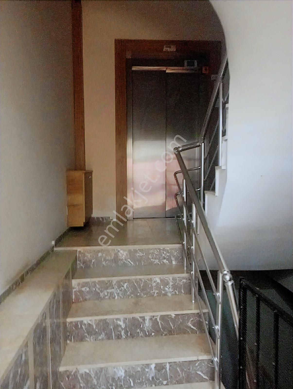 Cumhuriyet Mah. Üçgen Park'da Ara Kat 5 Yıllık 3+1 Satılık Daire - Görsel 2