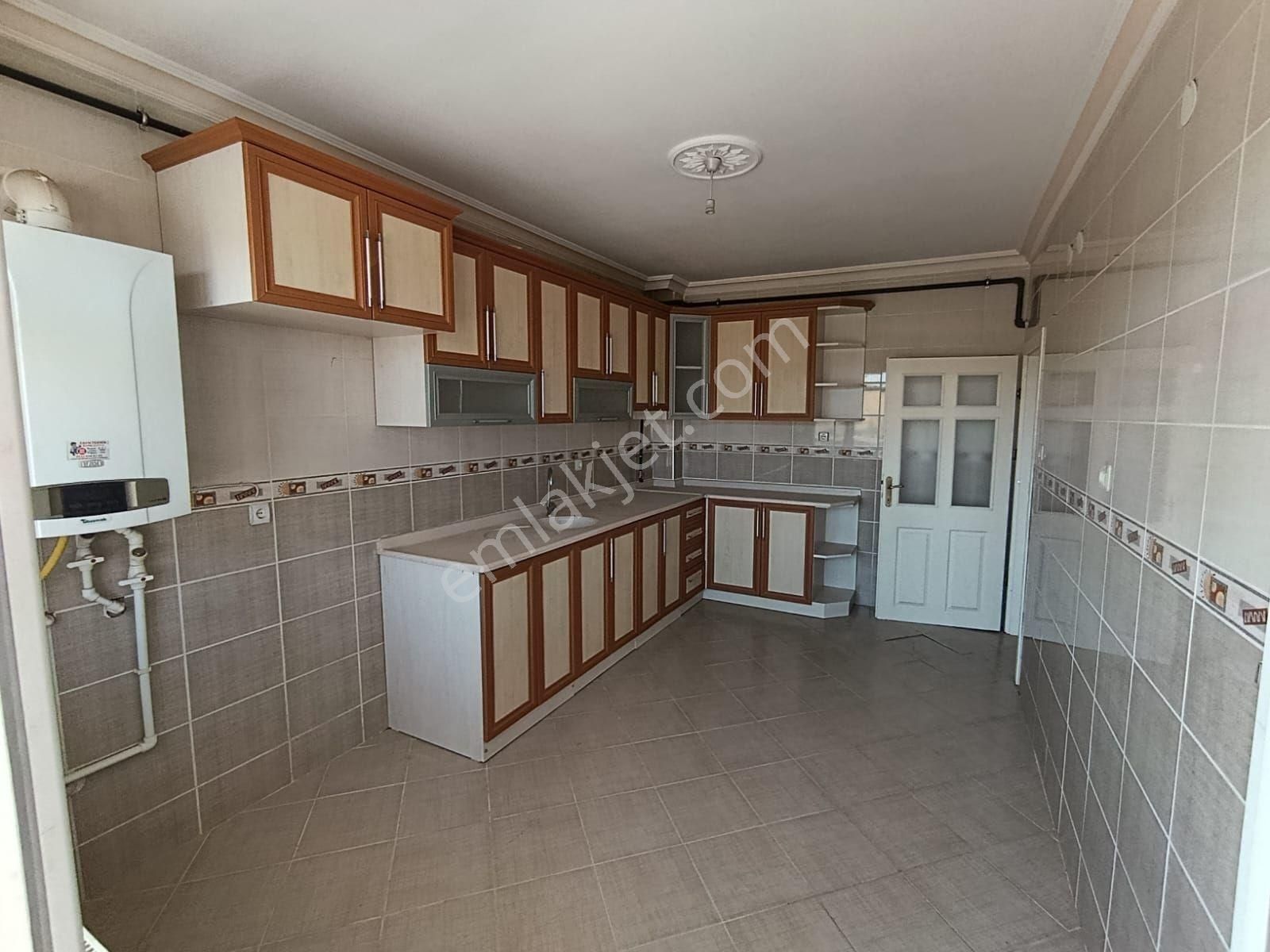 Sincan Temelli Cd Üzerinde 2.kat 3+1 130m2 Ön Cephe Kombi Önü Açık