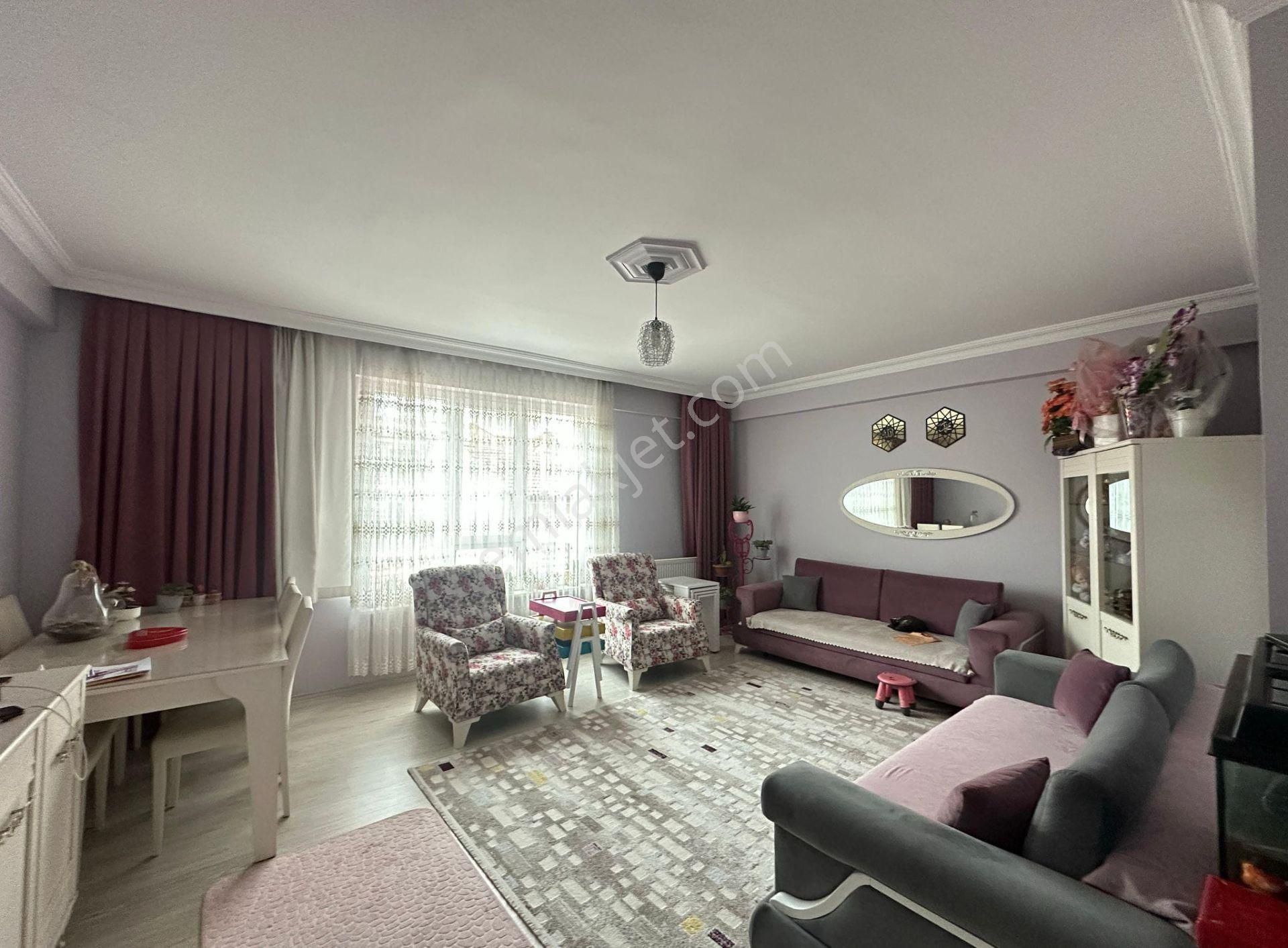 Akademi'den Çamlıca'da Ara Kat Ebeveyn Banyolu 2+1 Satılık Daire