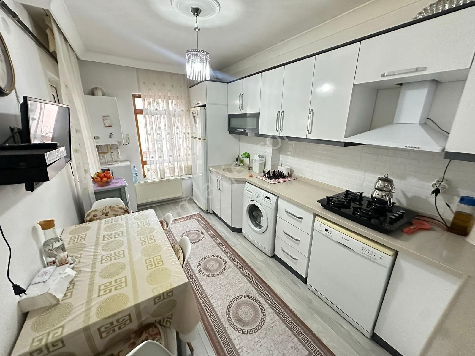 Altın Anahtardan Yunus Emre Cd.yakını Katta Ön Cephe