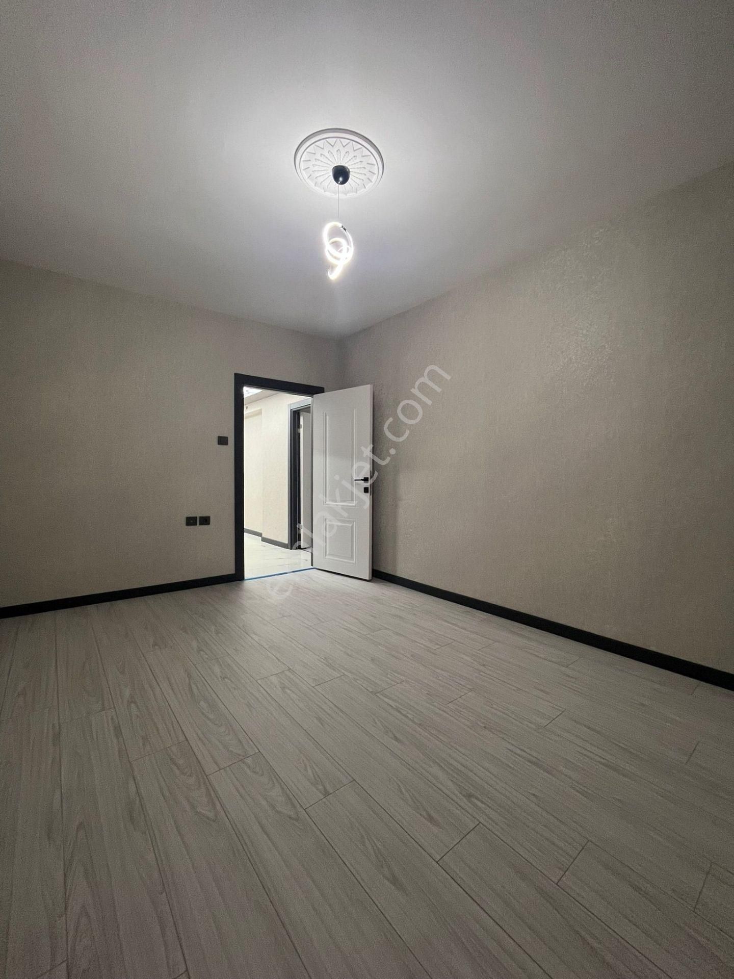 Atapark Yakını Katta Yapılı Geniş M2 4+1 - Görsel 9