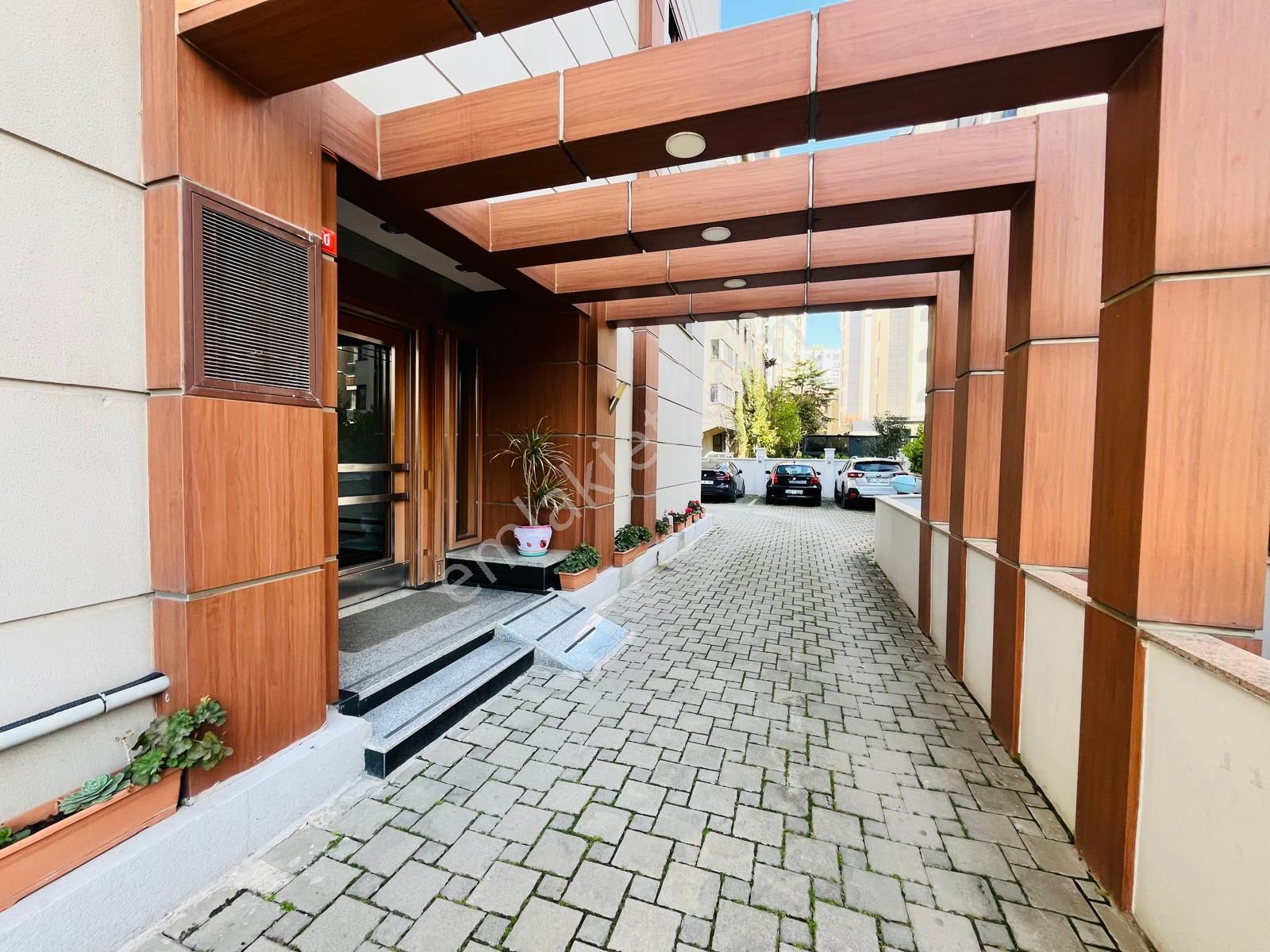 Göztepe Sahilde Geniş 2+1 Park Manzaralı Balkonlu Yeni Binada - Görsel 20