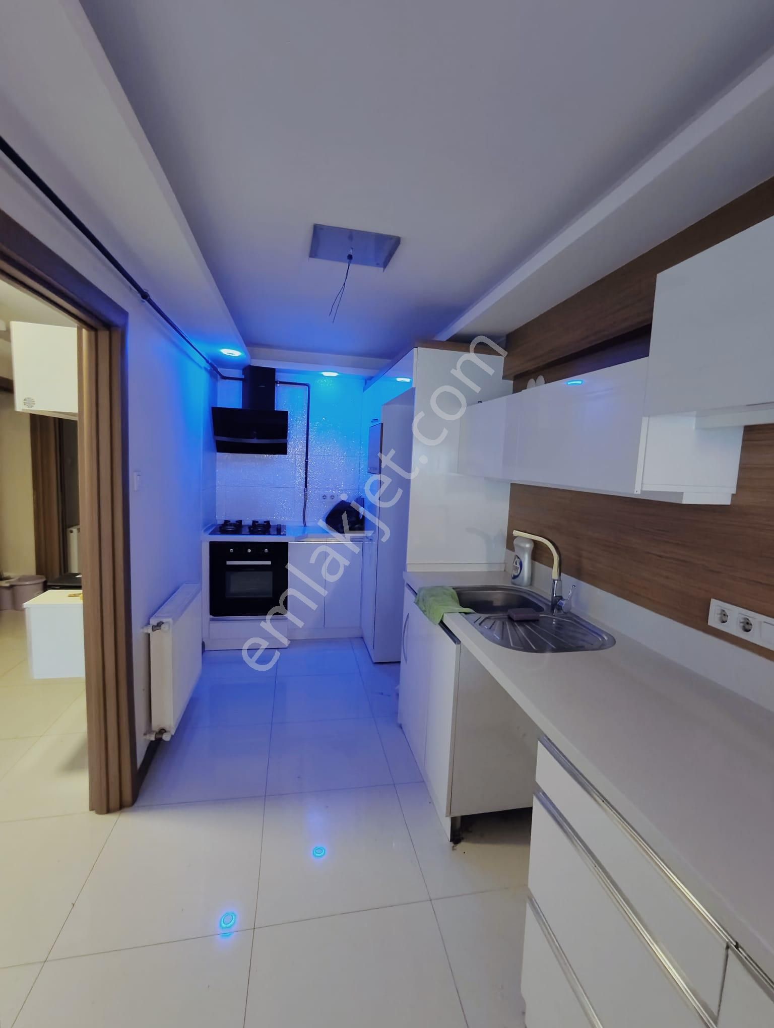 Bostanlı Merkezde Ara Kat Full Tadilatlı 3+1 Satılık Daire