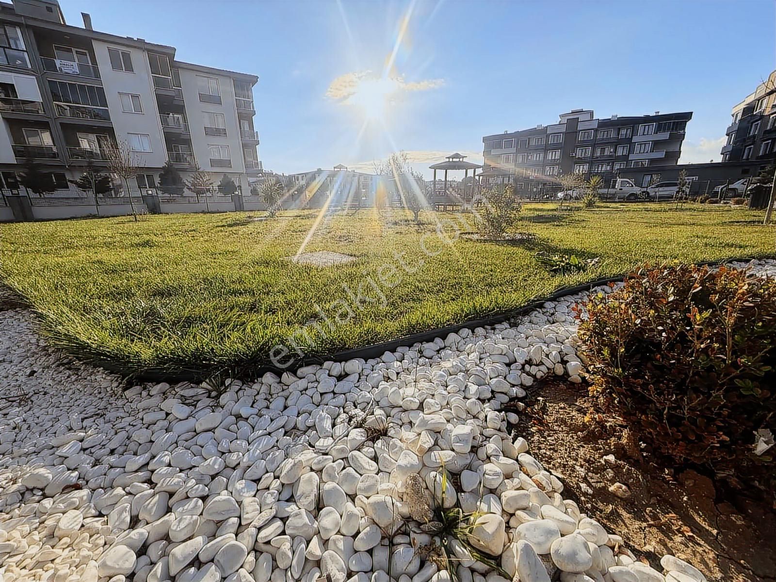 Altınovada Tatil Tadında Yaşam: Havuzlu Sitede Modern 2+1