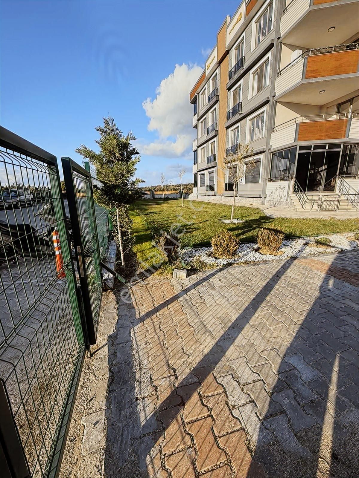 Altınovada Tatil Tadında Yaşam: Havuzlu Sitede Modern 2+1 - Görsel 2