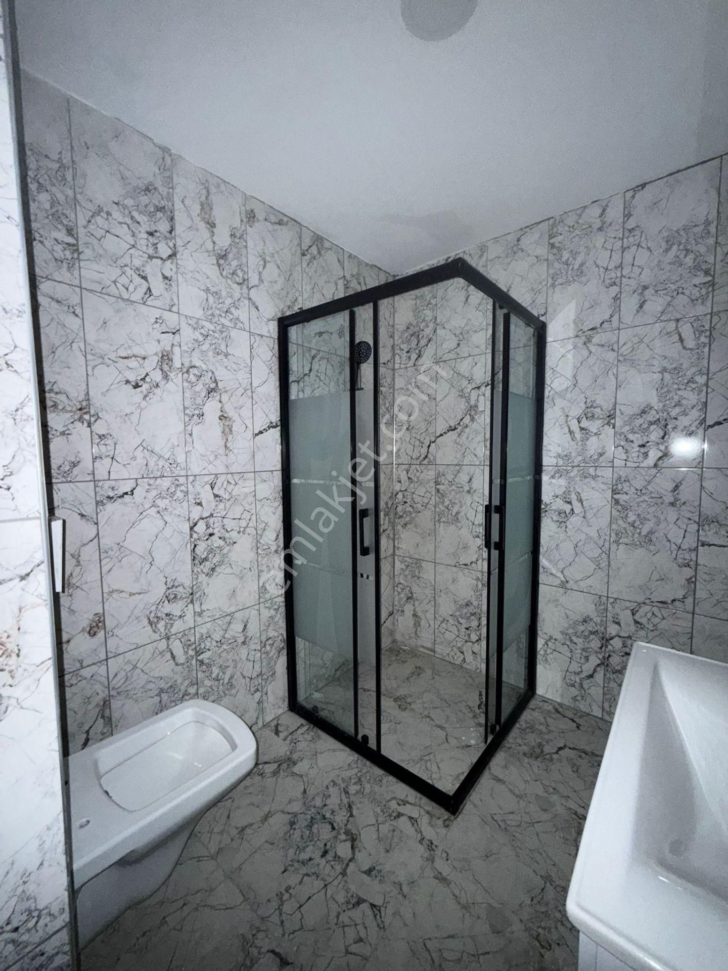 Akyüz Gayrimenkul Den; Merkezi Konumda Iskanlı Kombılı Satılık 5+2 Ters Dubleks - Görsel 5