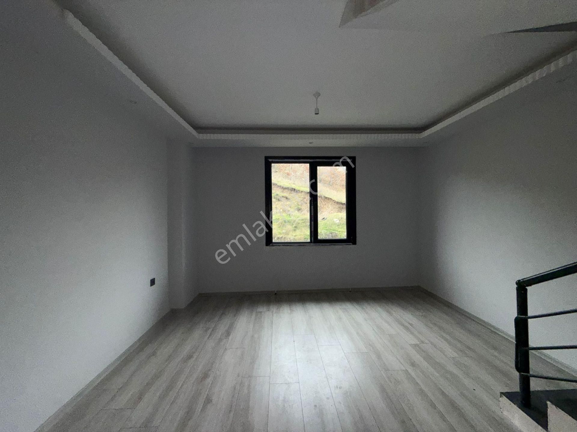 Akyüz Gayrimenkul Den; Merkezi Konumda Iskanlı Kombılı Satılık 5+2 Ters Dubleks - Görsel 16