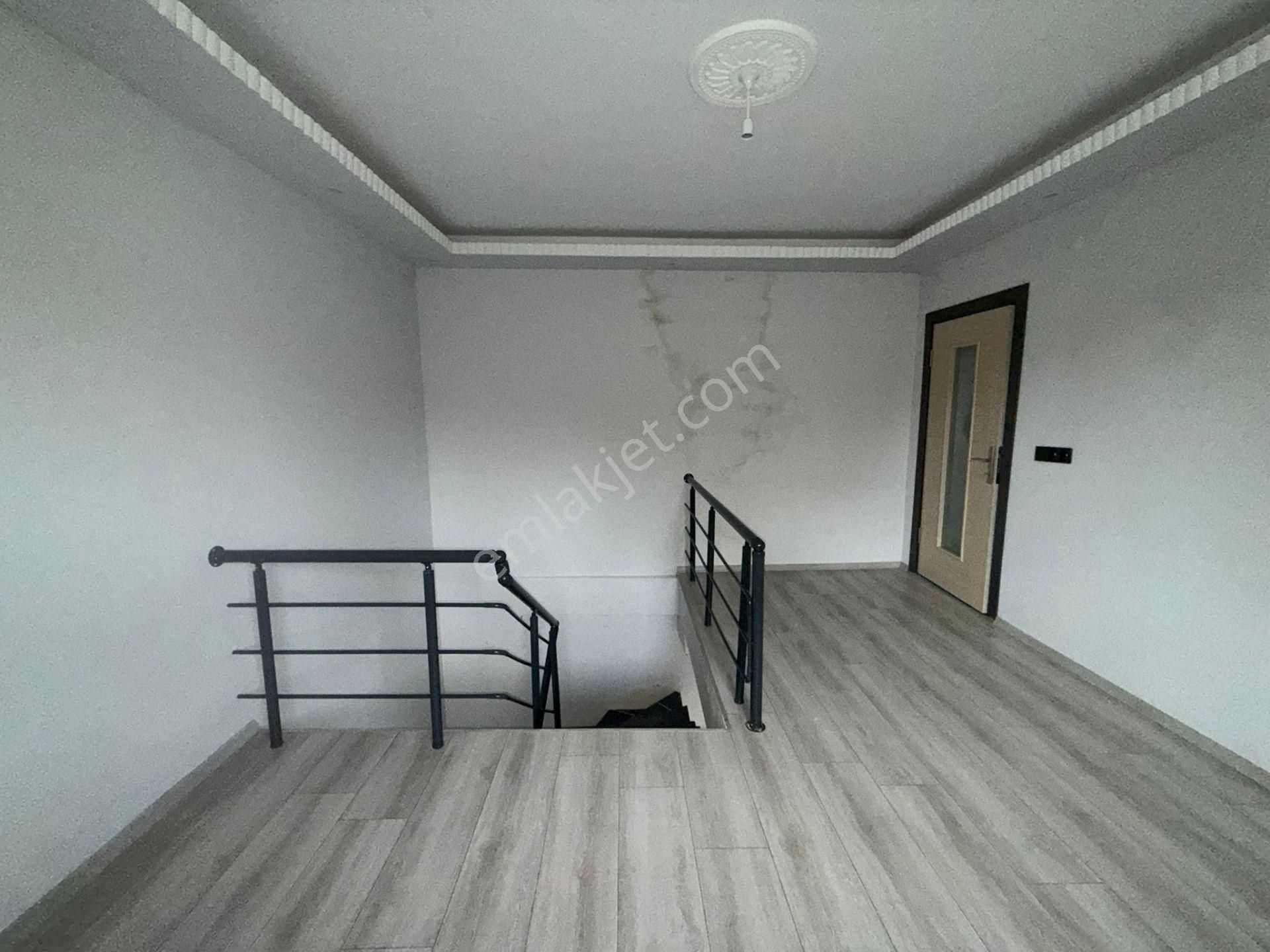 Akyüz Gayrimenkul Den; Merkezi Konumda Iskanlı Kombılı Satılık 5+2 Ters Dubleks - Görsel 21