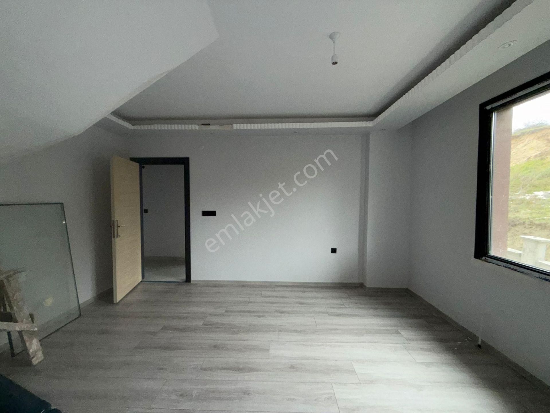 Akyüz Gayrimenkul Den; Merkezi Konumda Iskanlı Kombılı Satılık 5+2 Ters Dubleks - Görsel 7