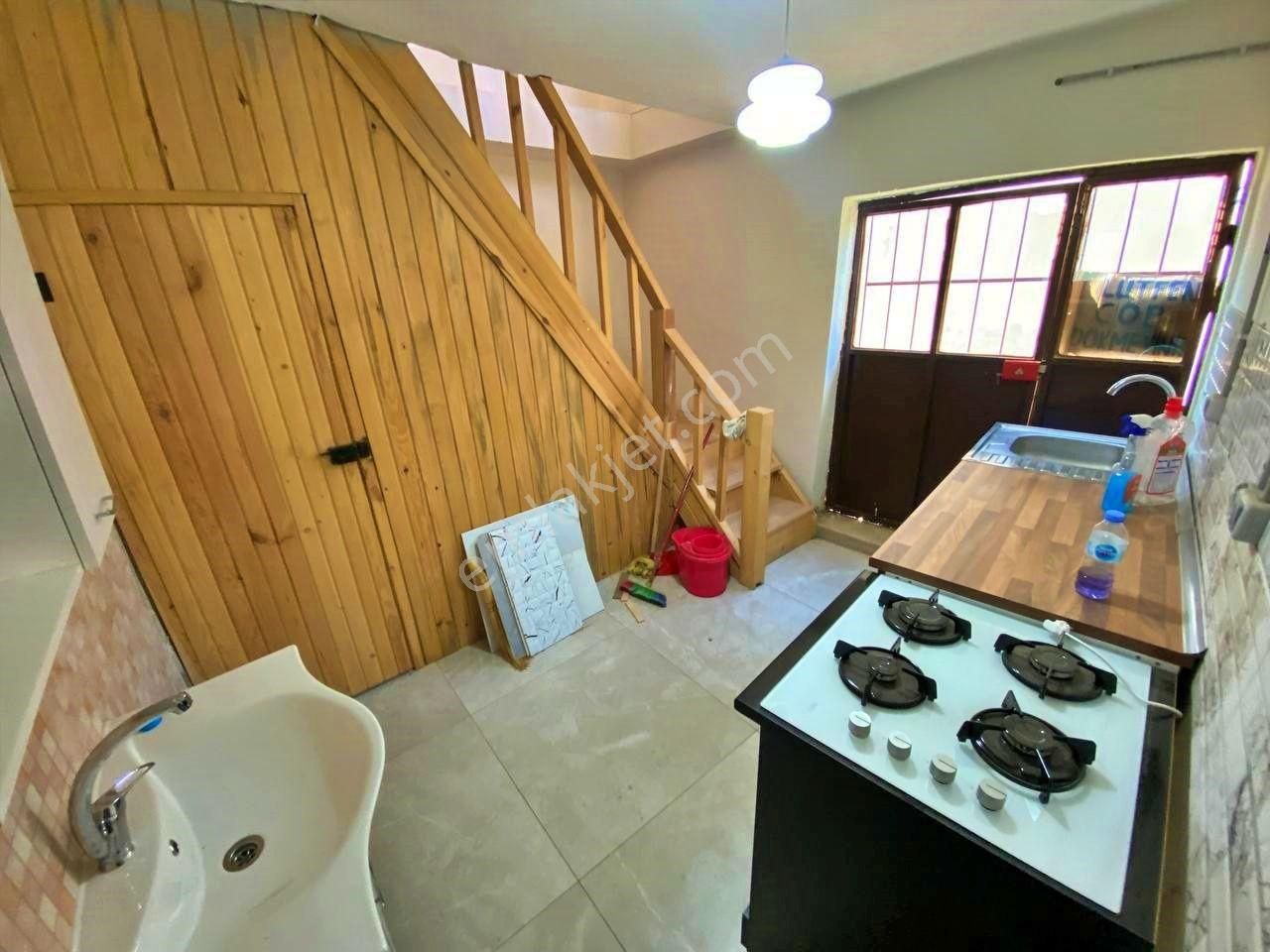 Uytundan Güre Köyünde Yenilenmiş Satılık Mustakil Köy Evi - Görsel 3