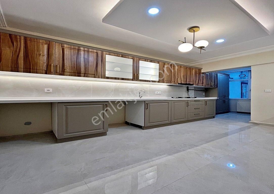 Metrobüse 6 Dk İskanlı Geniş M2 Butik Site 3+1 Satılık Daire