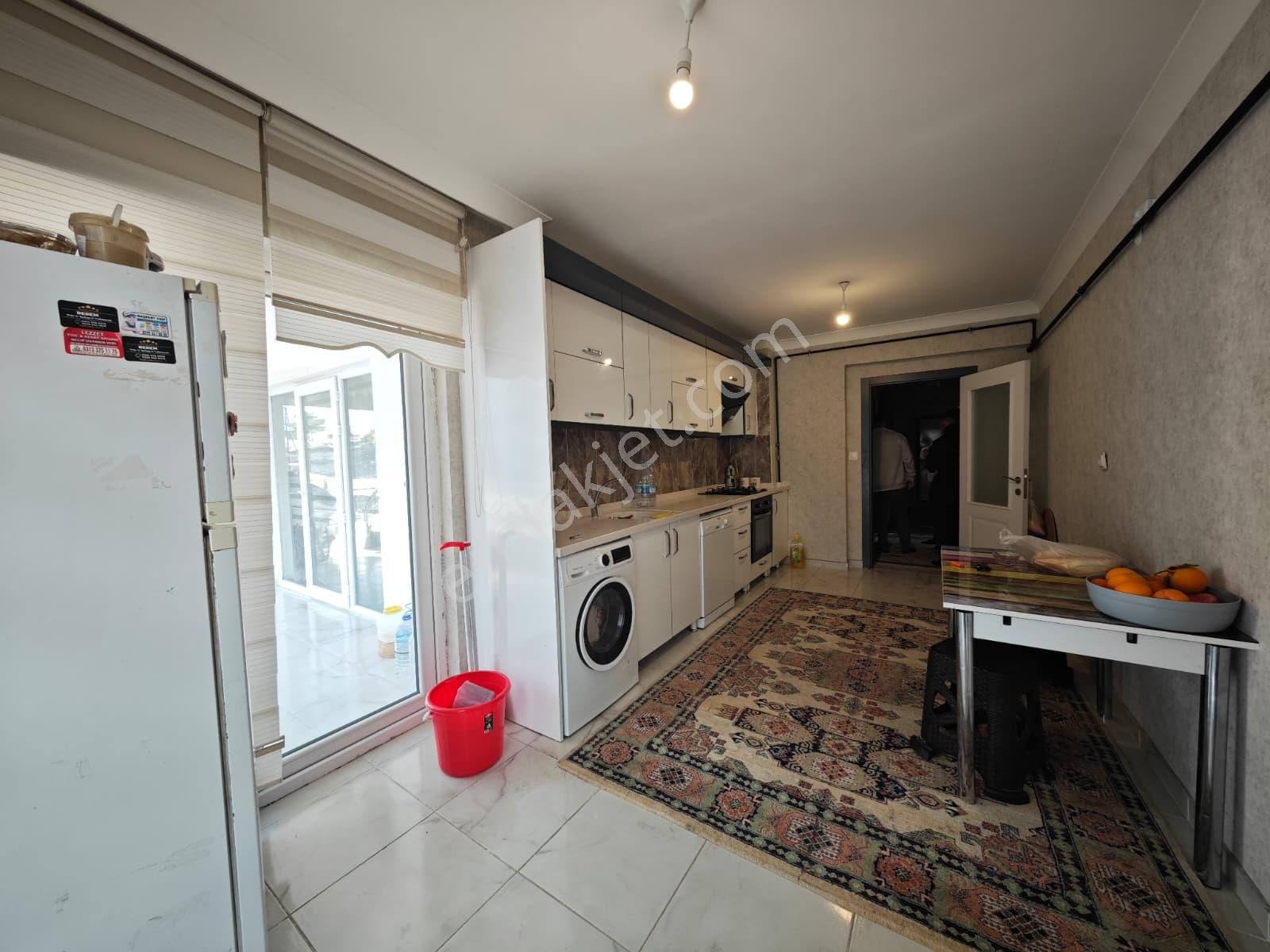 Feridunçelik'te Cadde Üzerinde Asansörlü Yapılı 3+1 Katta Satılık Daire !! - Görsel 3