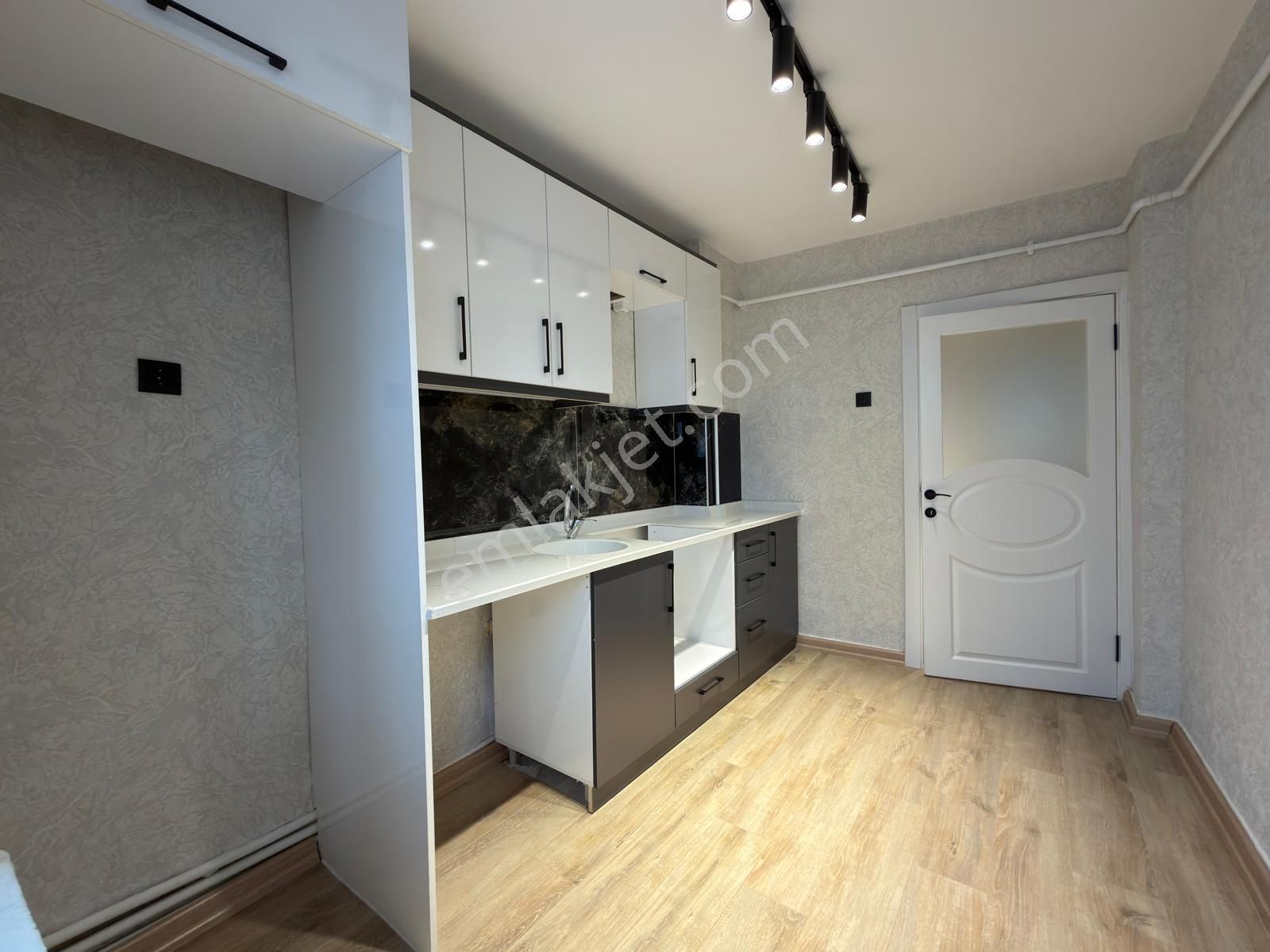 Kariyerden A.eğlence Göbekde Ara Katta Ultra Lüks Yapılı 3+1 Daire - Görsel 9