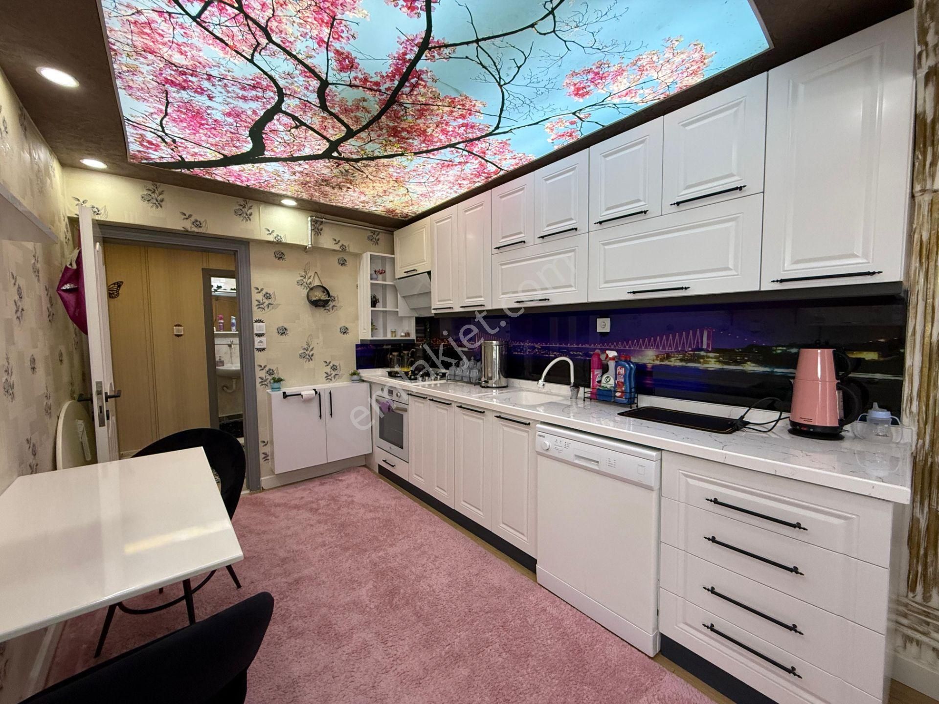 Karapürçek'te Muradiye Lisesi Arkasında Full Yapılı 3+1 3.kat Ön Cephe Satılık Daire !! - Görsel 3