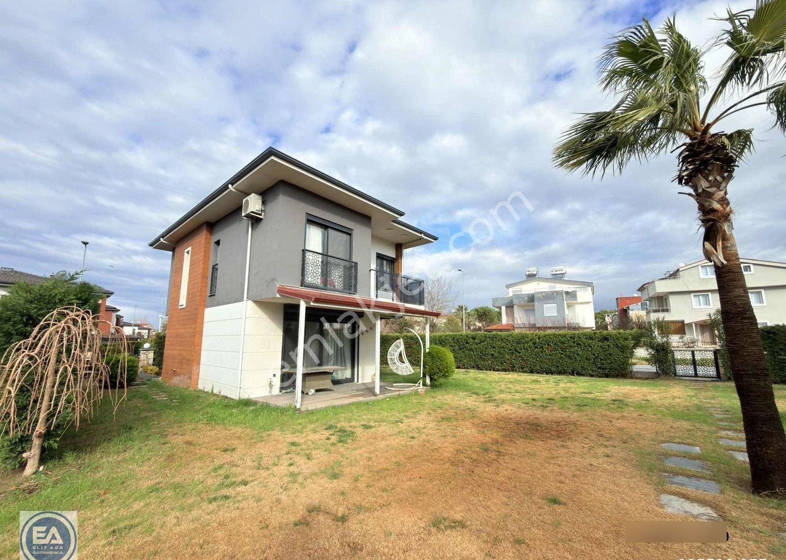 Kuşadası Davutlarda Satılık Köşe Konum 3+1 Müstakil Yazlık