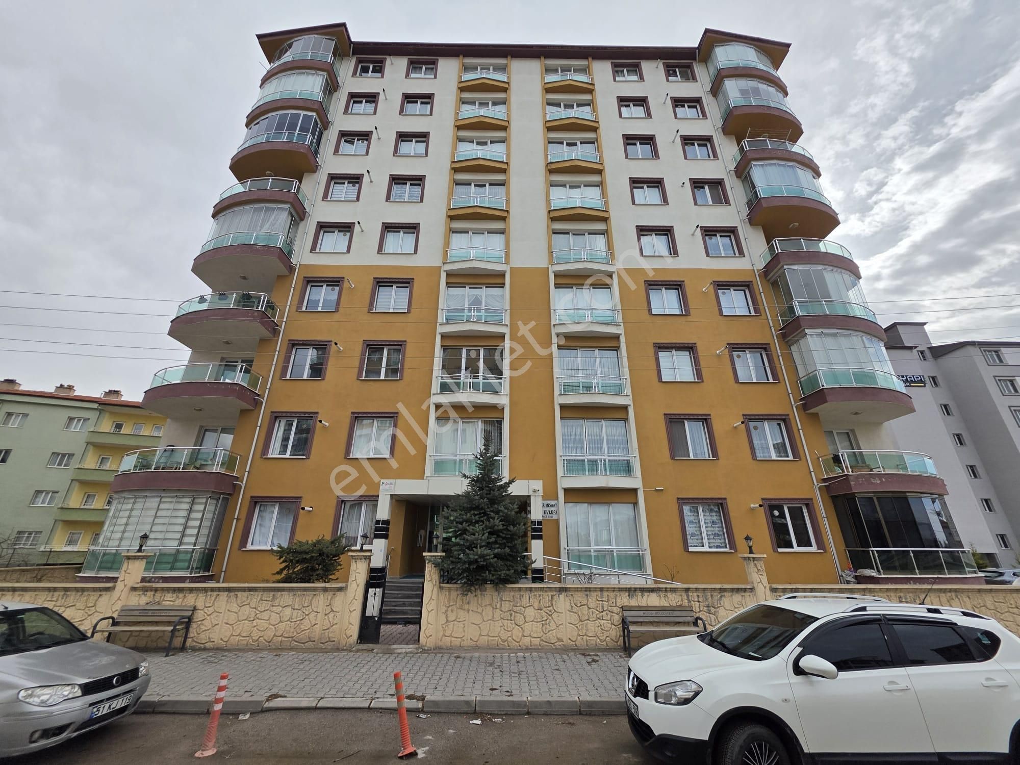 Cm Emlaktan Selçuk Mah. F.s.m Camisine Yakın Zemin Üstü 1. Kat Satılık Daire