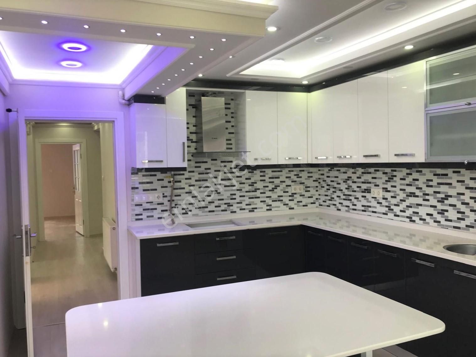 Atatürk Mahallesinde Doğalgaz Kombili Full Yapılı 3+1