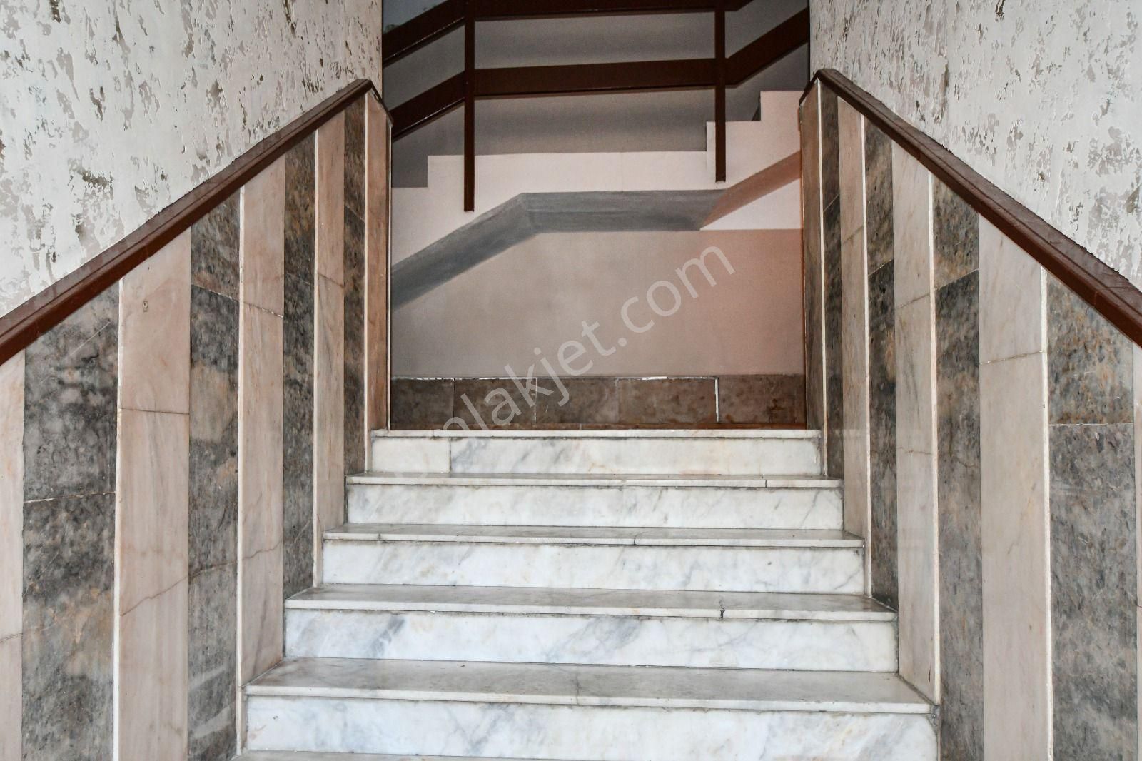 Alanya Merkezde Kiralık 2+1 Ayrı Mutfak Denize Yakın Daire - Görsel 31