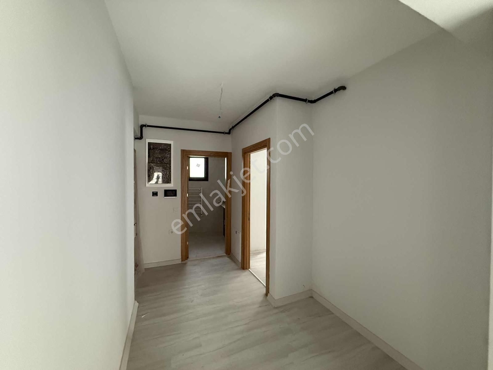 Alsancak'ta Yeni Binada Kapalı Mutfaklı Kiralık 2+1 - Görsel 6