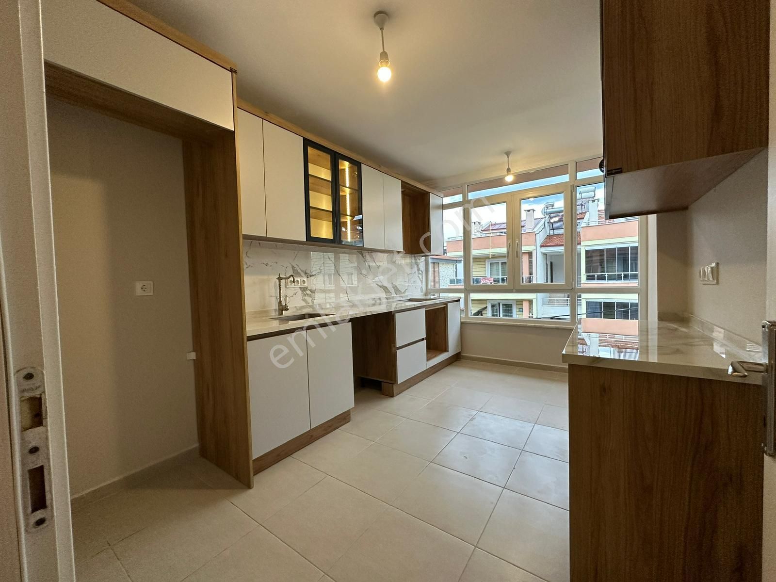 🟠🟠alfa'dan Akçay'da Masrafsız Satılık Ayrı Mutfak 10 Yaşında Geniş 3+1 Daire