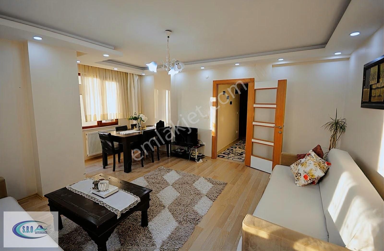 Cadde Üzerinde Çift Balkonlu Kiralık 90 M² Eşyalı Lüks 2+1 Daire