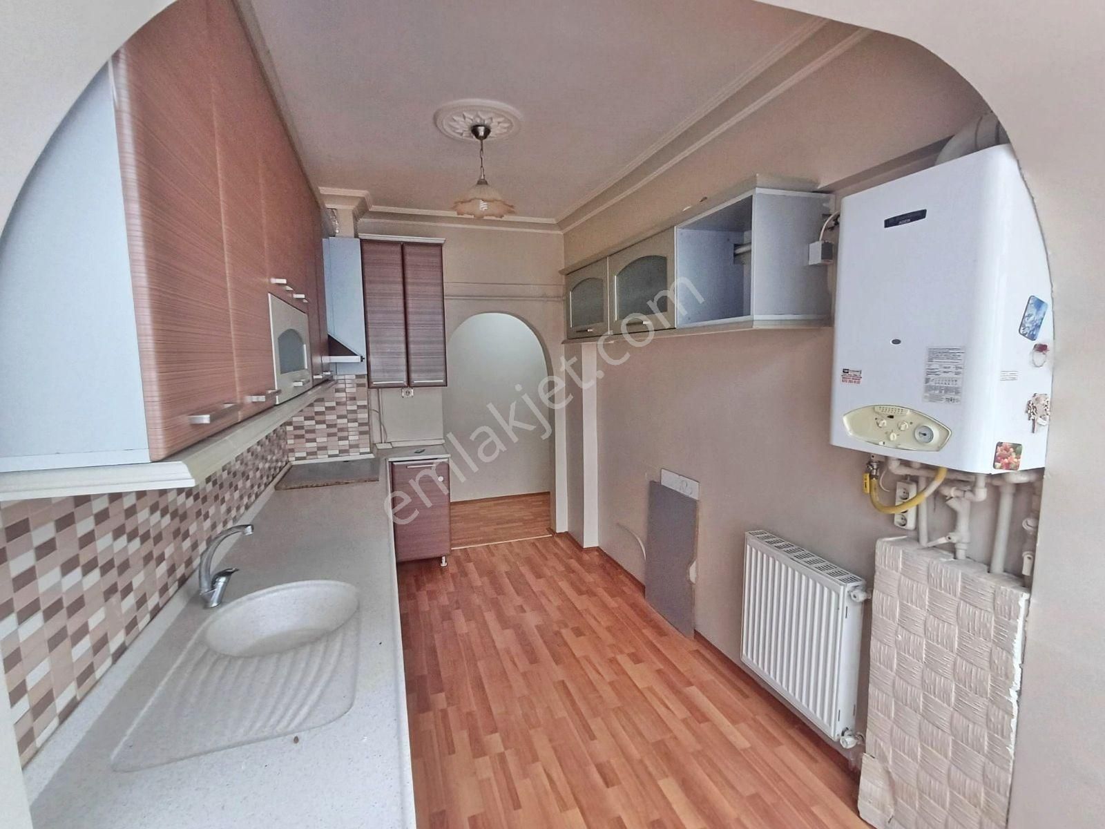 Abidinpaşa Mahallesinde Ara Katta Bağımsız Salon 3+1 Satılık Daire