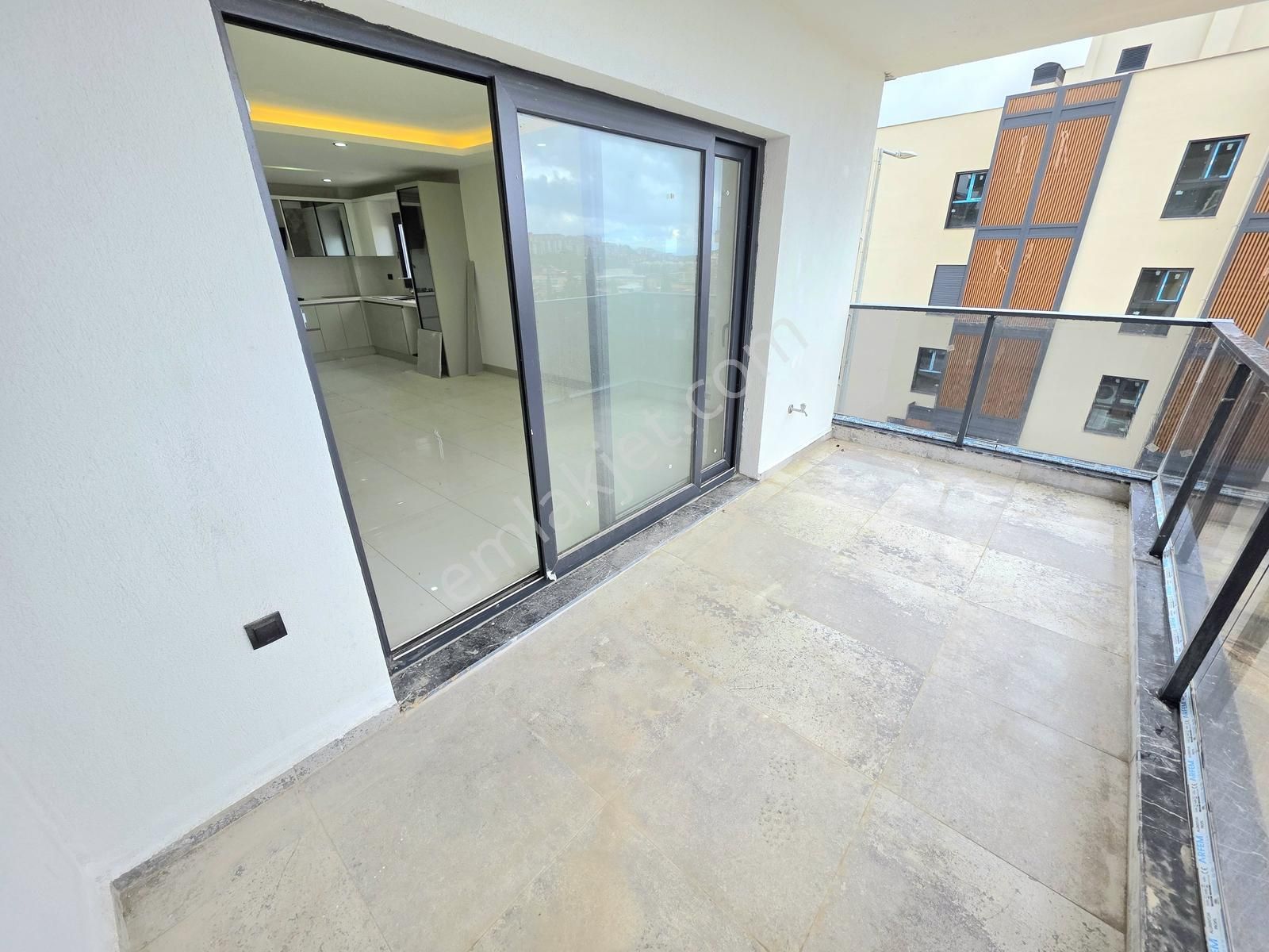 Kuşadası Değirmendere De Sıfır Manzaralı Kiralık 3+1 Daire - Görsel 14