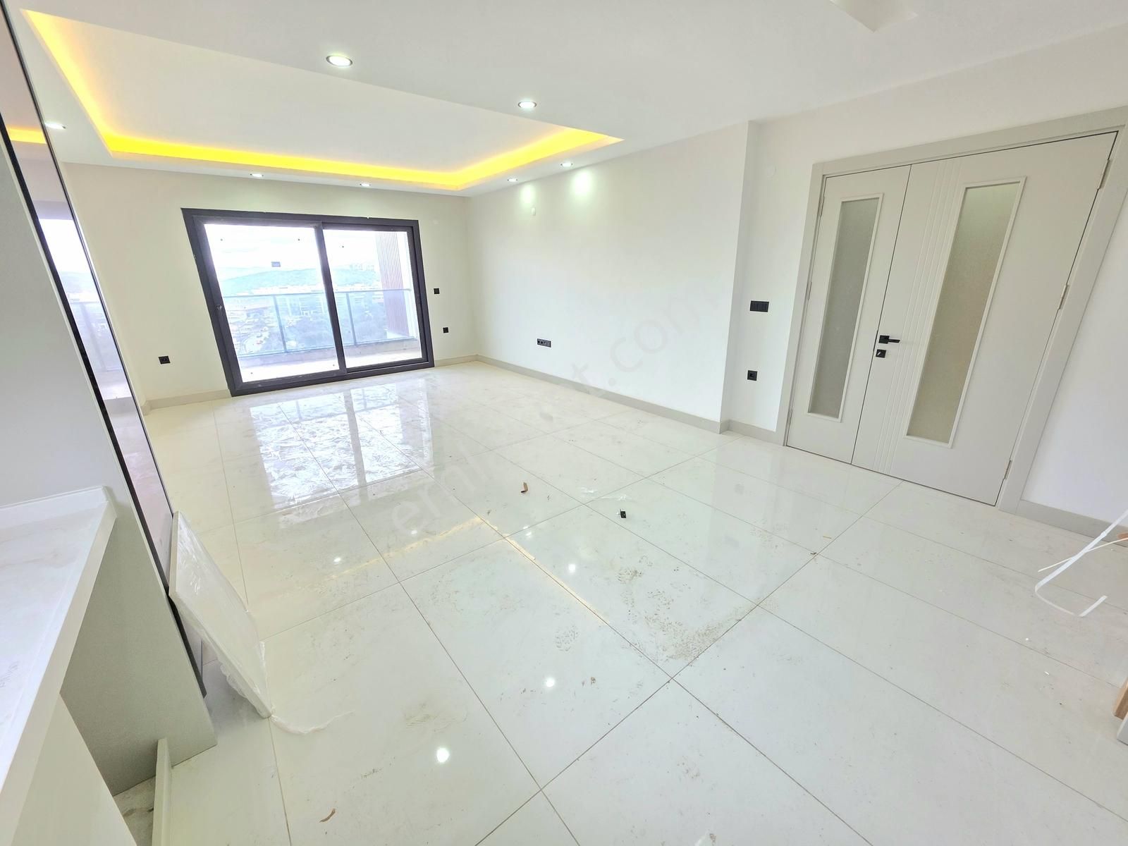 Kuşadası Değirmendere De Sıfır Manzaralı Kiralık 3+1 Daire - Görsel 3