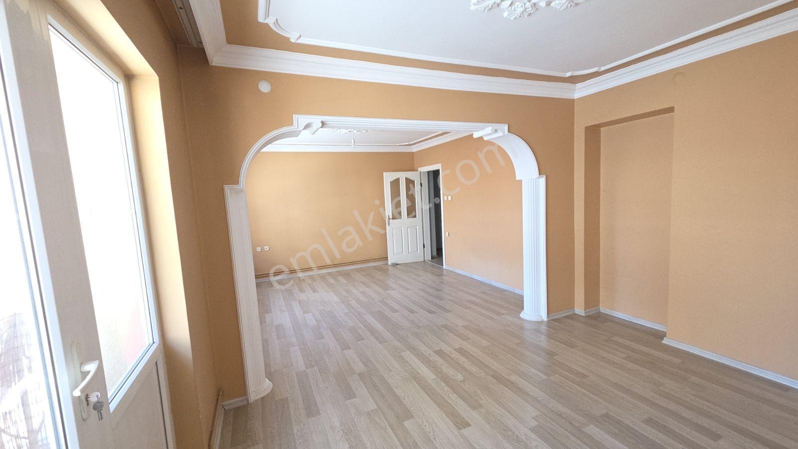 Süleyman Çelebi Lisesi'nin Bitişiğinde Kiralık 3,5+1 Daire