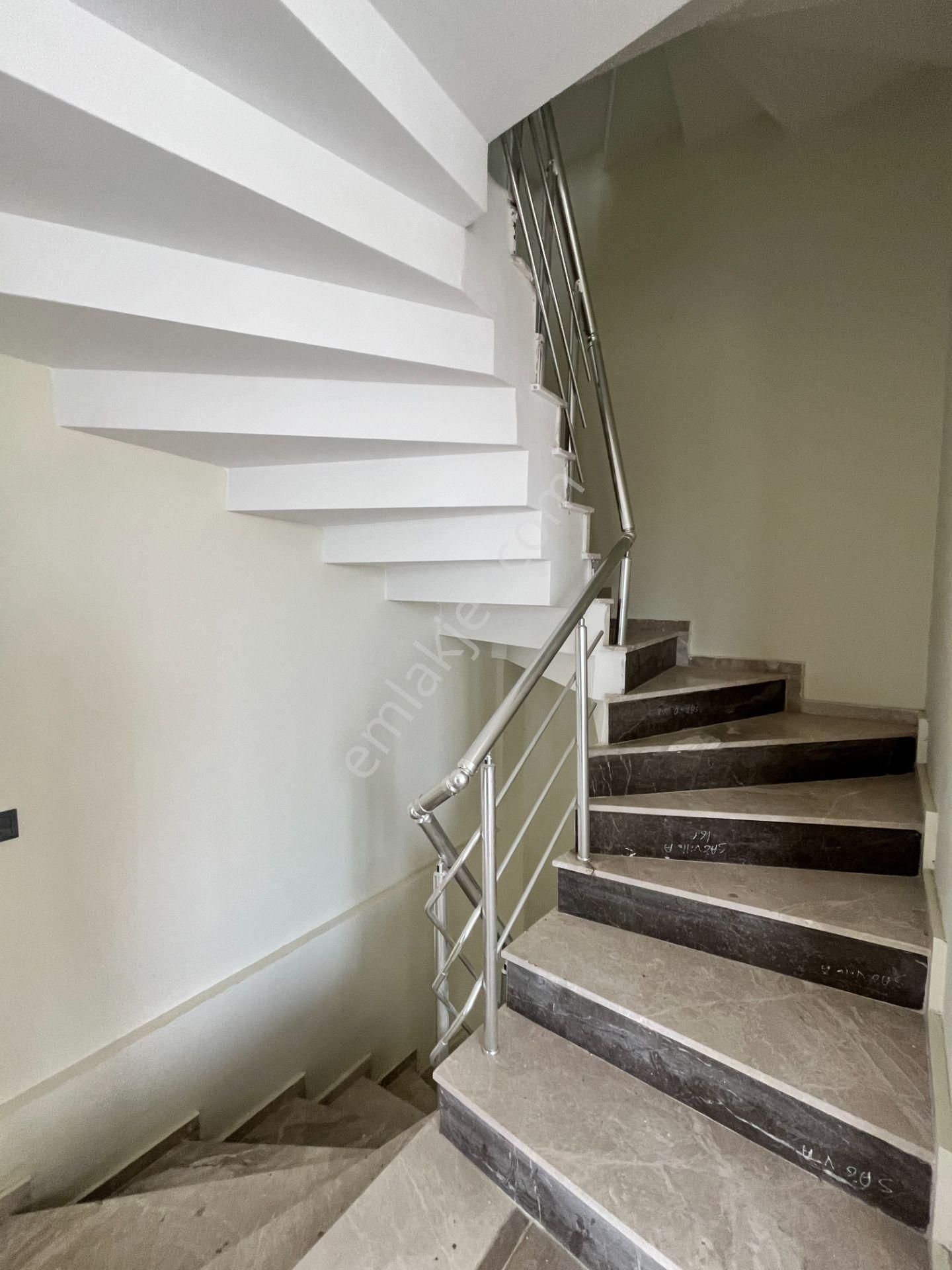 Seferihisar Akarca’da Deniz Manzaralı, Havuzlu Sitede Sıfır 3+1 Villalar - Görsel 31