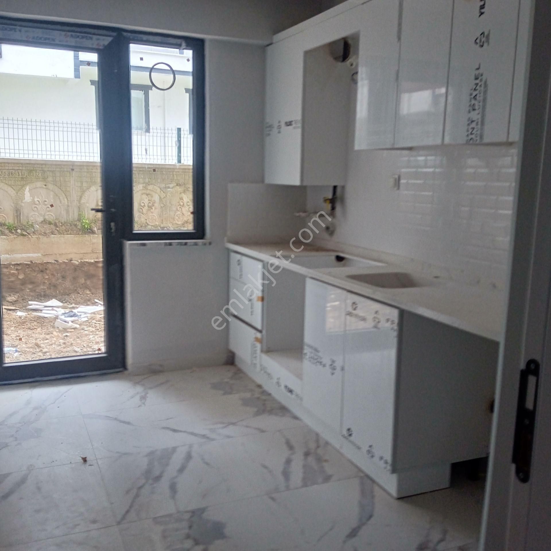 Yalova Çınarcık Teşvıkiye Plajlar Mevkiinde Yeni Binada Satılık 2+1