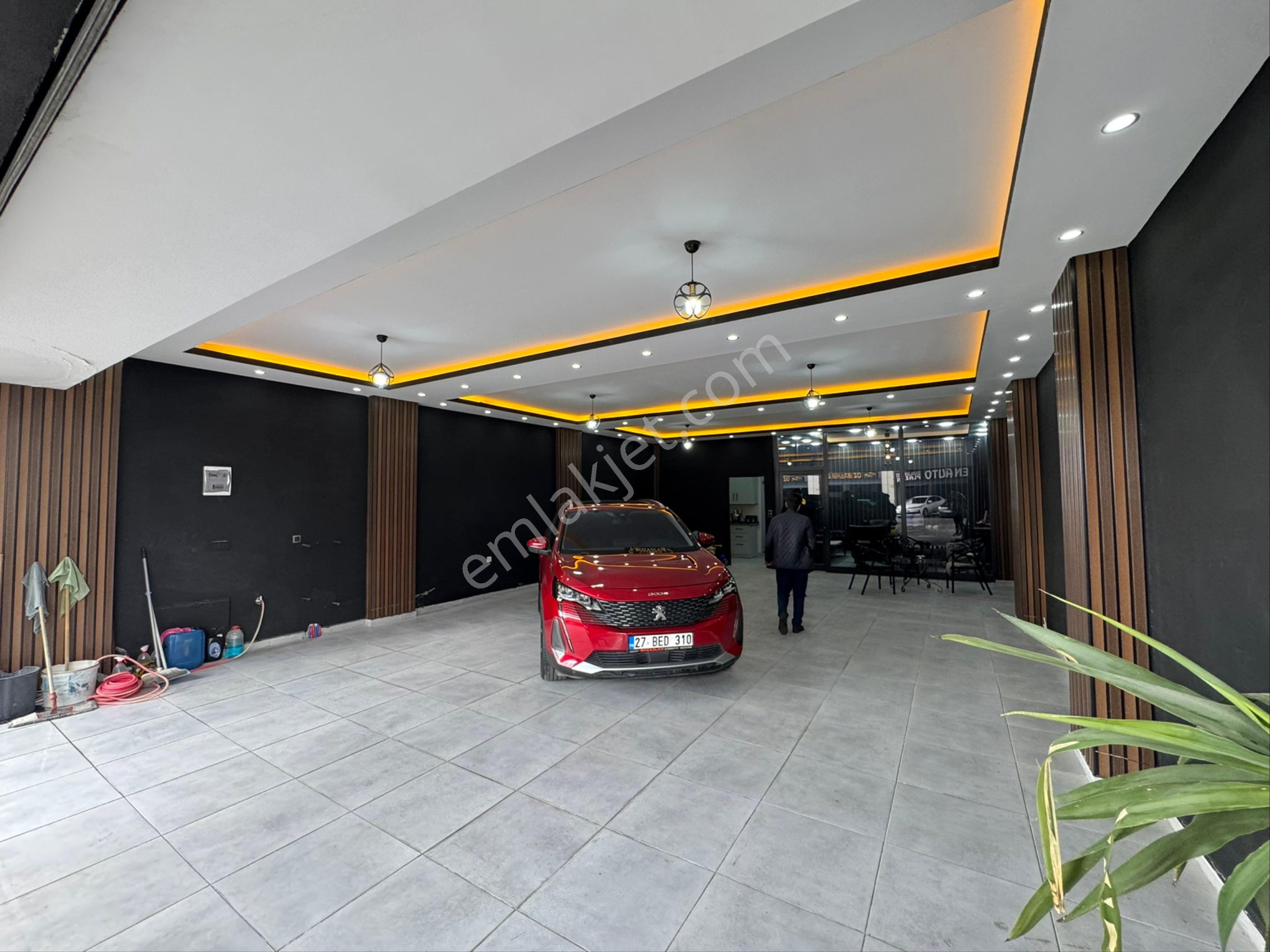 Fıstıklık Oto Center'de Satılık Ultra Lüks Yapılı Galeri Dükkanı