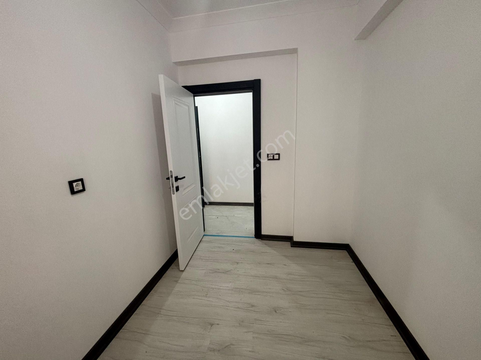 Güven'den Çarşı İçin'de K. Otoparklı Ara Kat İskanlı 2+1 Daire - Görsel 15