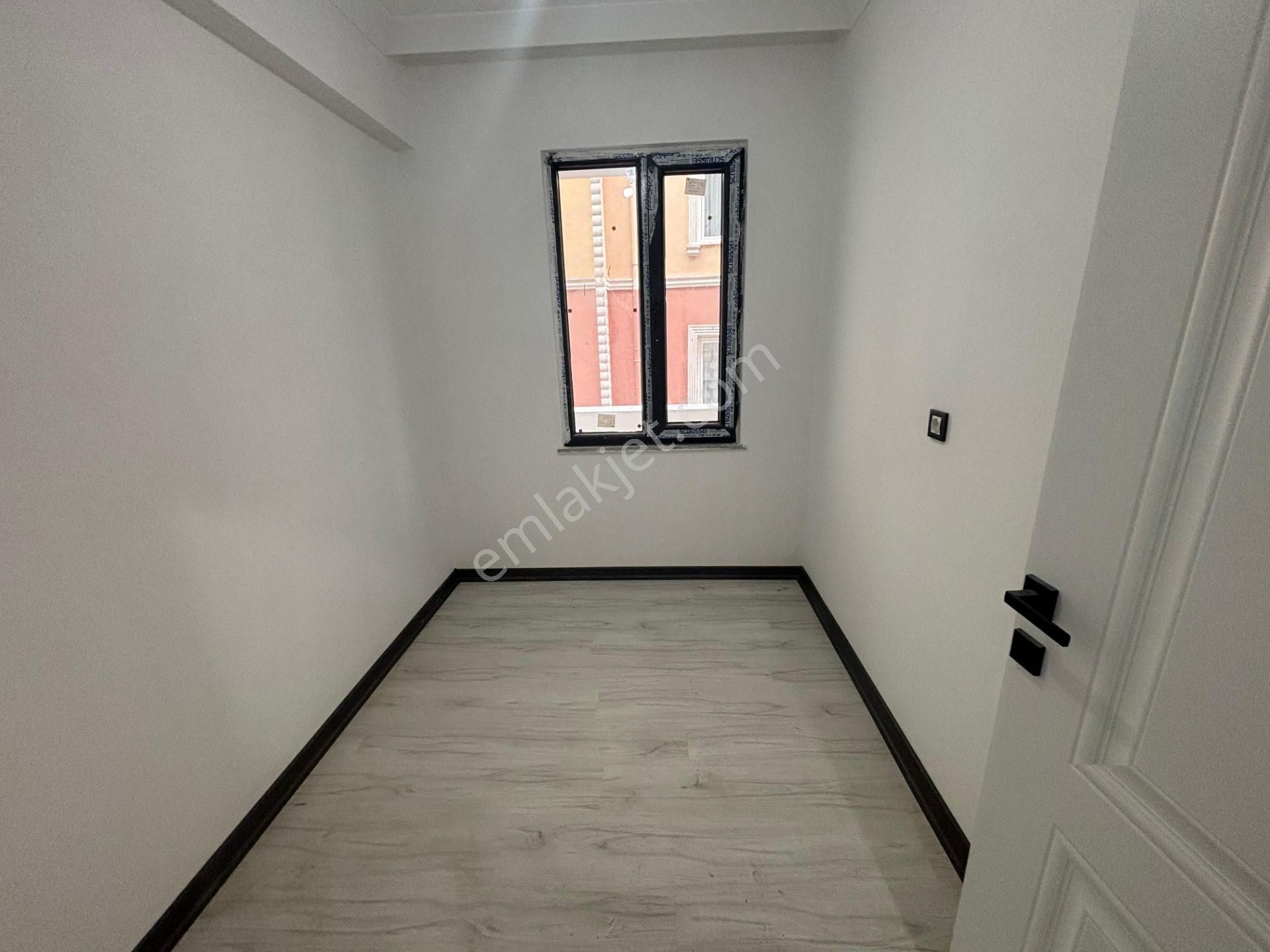 Güven'den Çarşı İçin'de K. Otoparklı Ara Kat İskanlı 2+1 Daire - Görsel 12