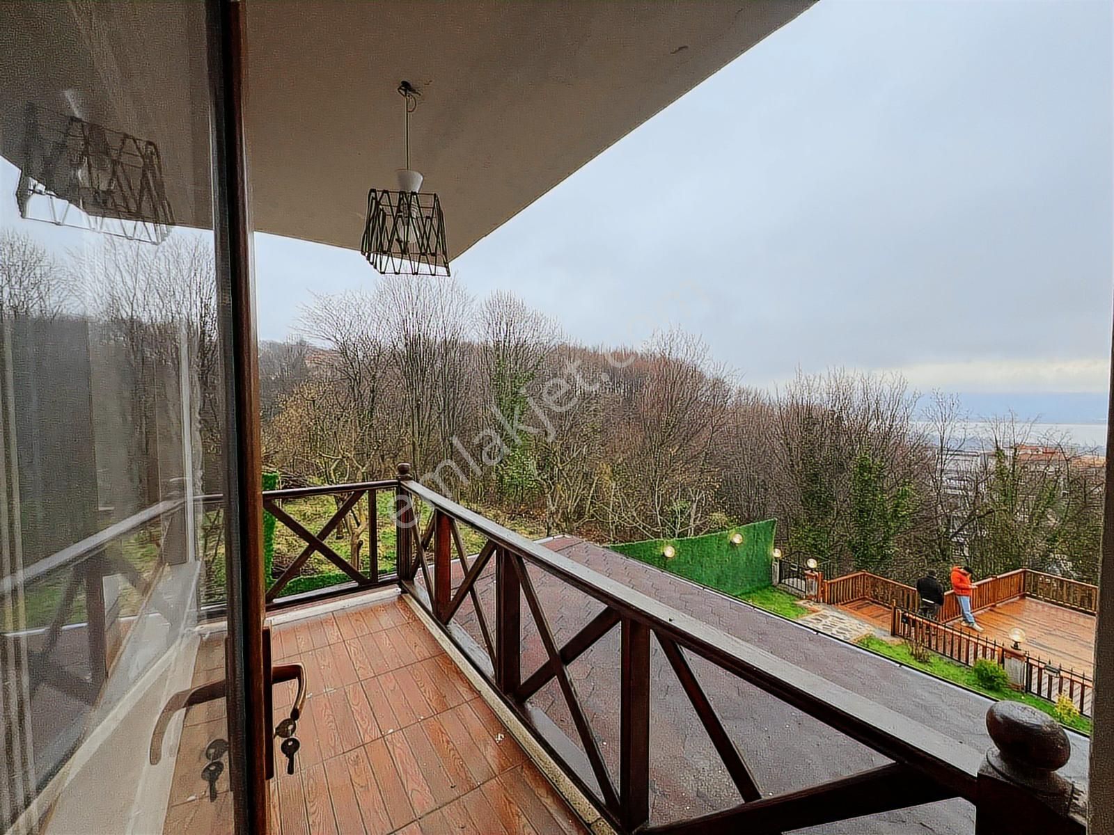 Kurtköy Dibektaş Mah'de Satılık Göl Manzaralı Villa