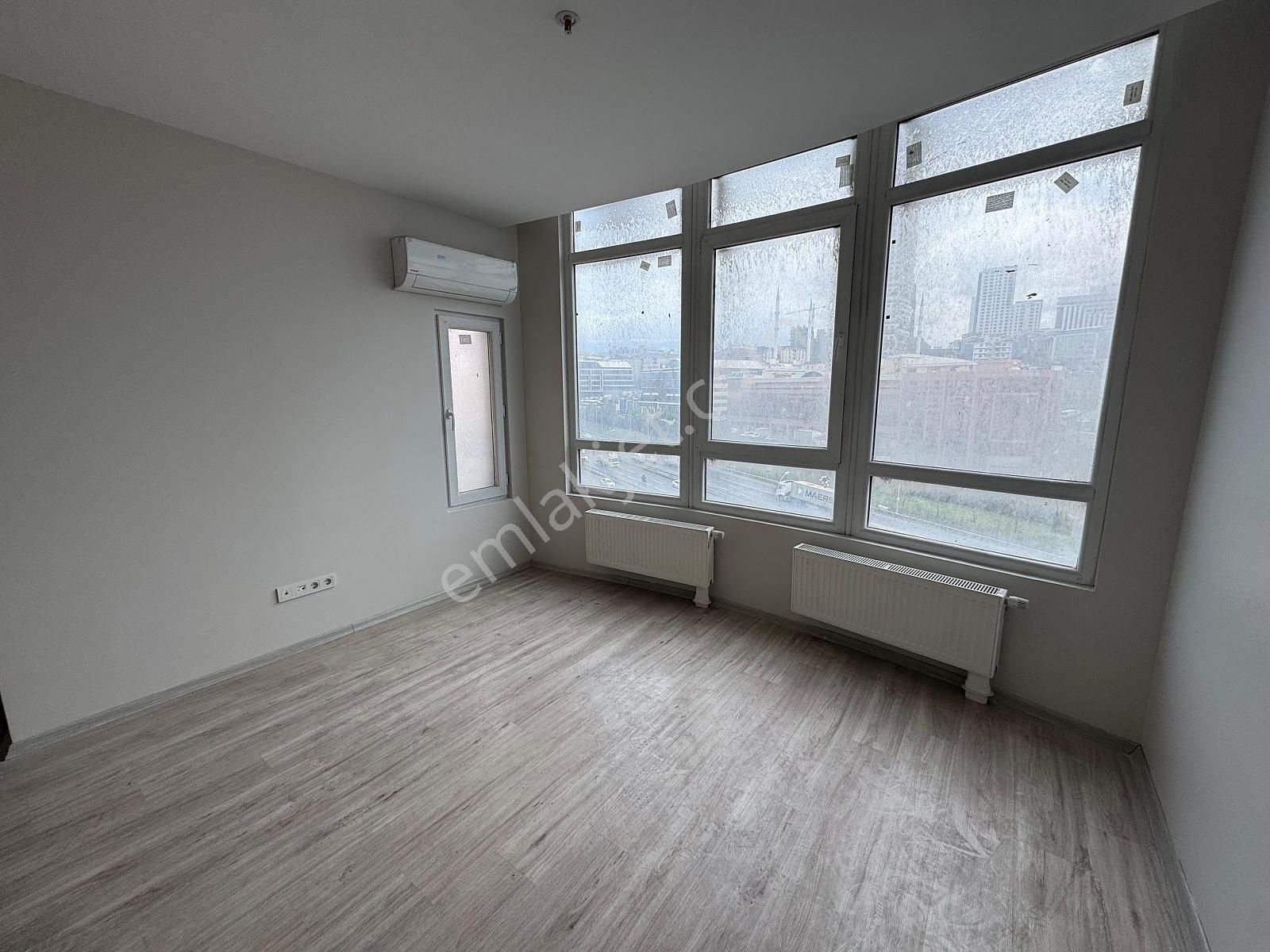 Esenyurt'ta Havuzlu Almina Tower'da 1+1 Kiralık Daire | Tekce