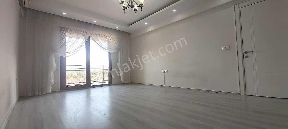 Naz Bayrak Üstü Pırlanta Sitesinde 3+1 Kiralık Daire