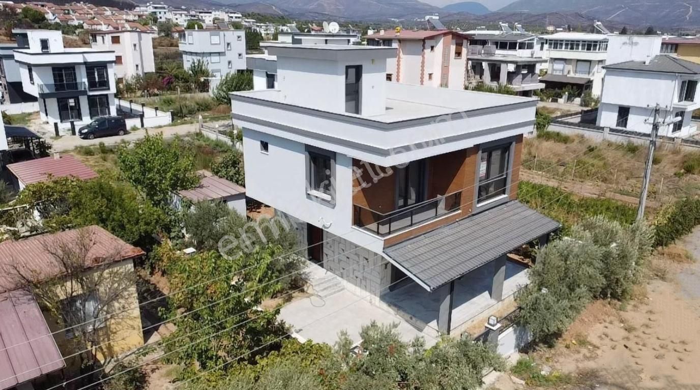 Seferihisar Cumhuriyet Mah. 300m² Arsa İçinde Satılık Tam Müstakil 3+1 Villa