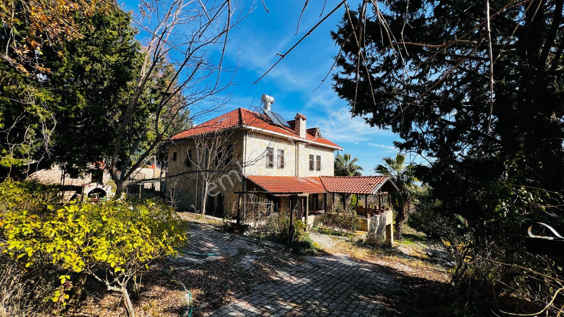 Kemer Beycik'te Geniş Arsa Alanına Sahip Satılık Villa