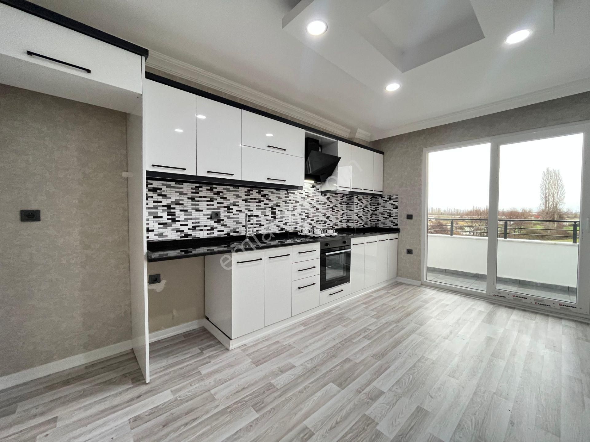 Akçay Özgüven Emlak'tan Ön Cephe Arakat Asansörlü Yeni 1+1