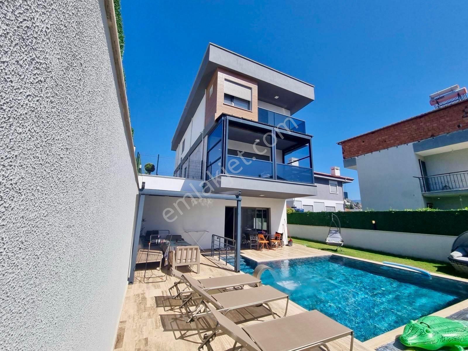 Kuşadası Karaovada 5+2 Villa