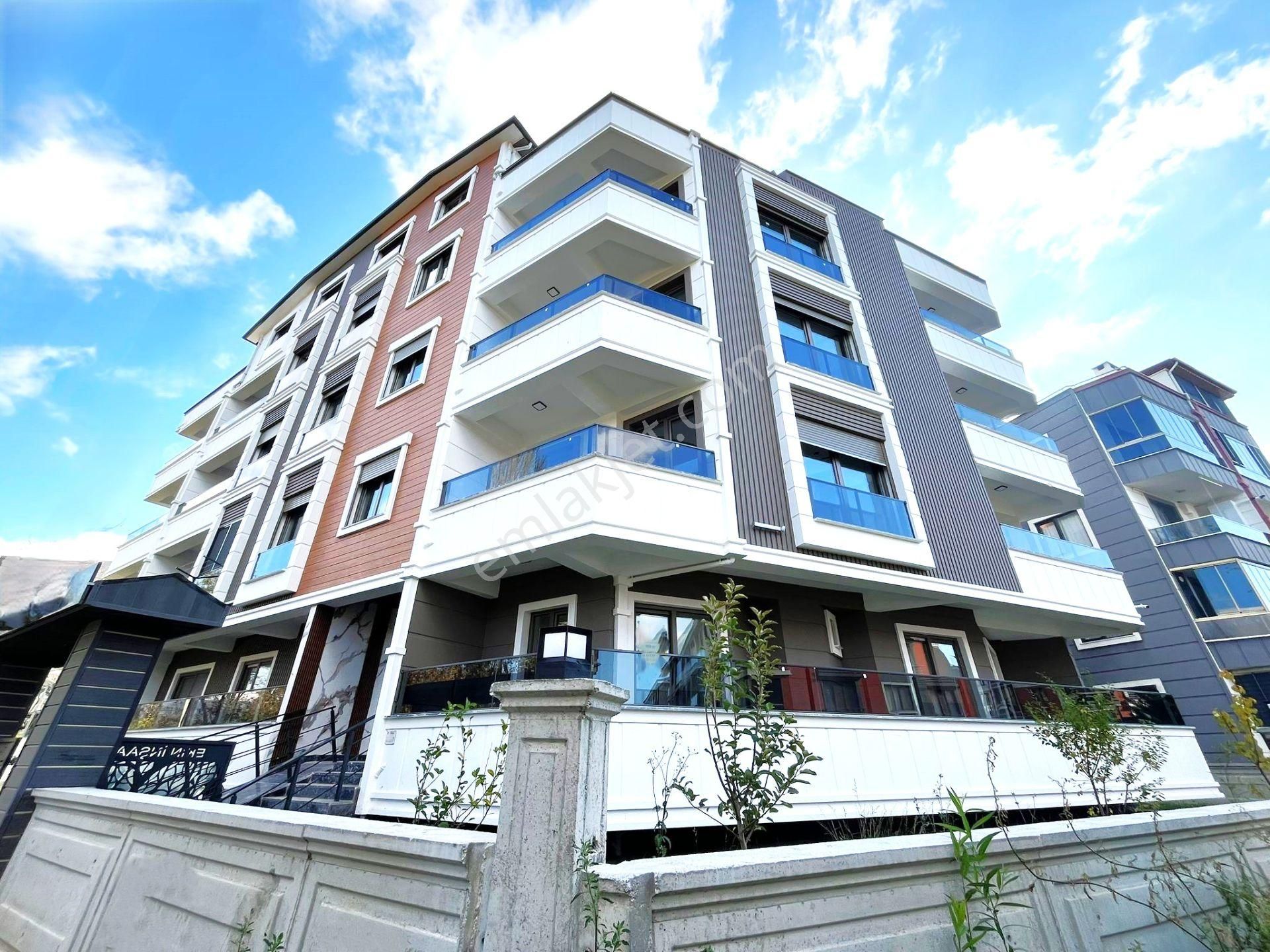 Aygülden Akçay'da Şık Tasarımlı Sıfır Yerden Isıtmalı Ara Kat Açık Mutfak Asansörlü 1+1satılık Daire
