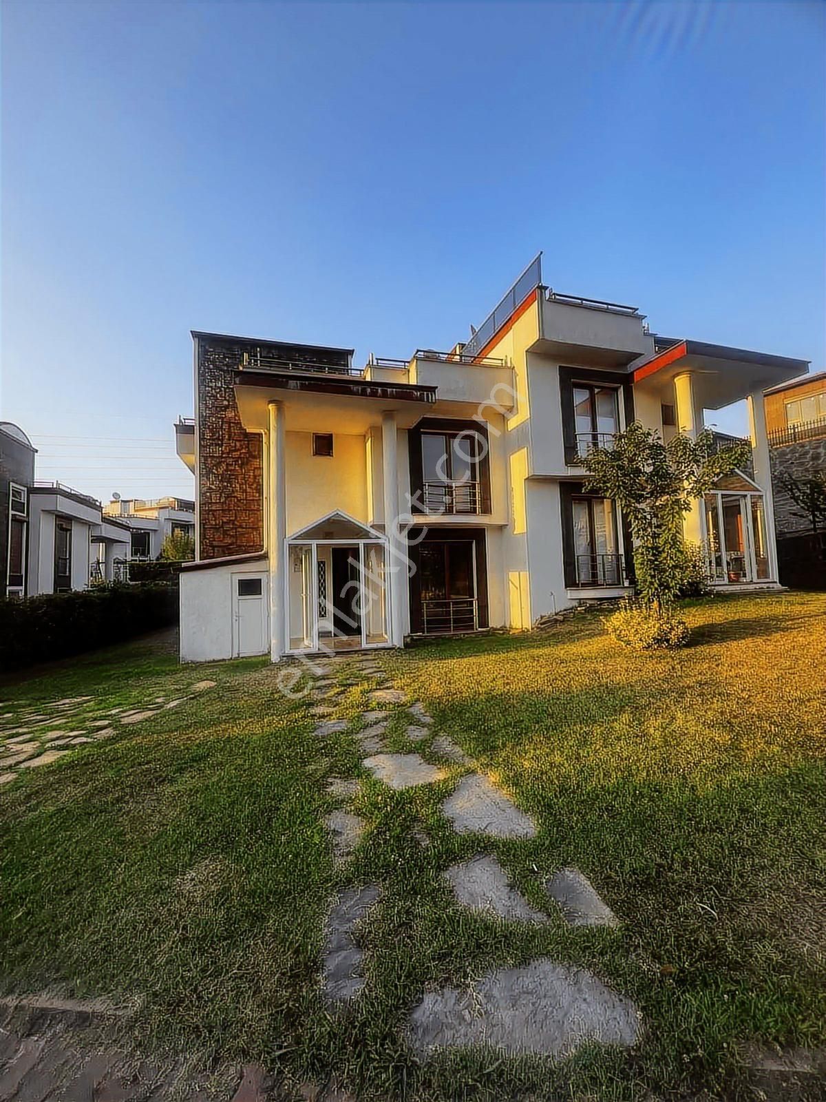 Huzur, Havuz,deniz Manzara Şömine,teras Müstakil Bahçe 4+1